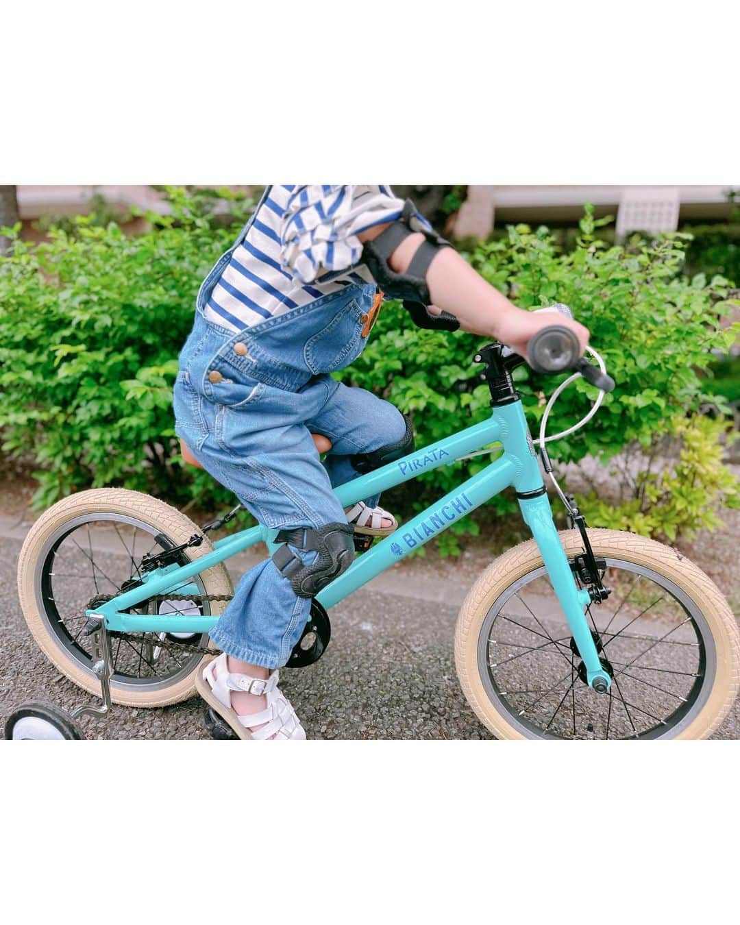 菊井彰子さんのインスタグラム写真 - (菊井彰子Instagram)「【娘の自転車選び】  去年のクリスマスプレゼントの @bianchibicycles の自転車🩵🚲 （写真は今年5月👧）  最初はどれにしようかなーって悩んで😕  わぁー💜ってなるリアクションが見たくて 大ブームが到来したエルサの自転車にしようかなと 一瞬迷ったけれど"キャラ物は飽きる時がくるよ"と 先輩ママにご教授頂きまして。  諸々折り合いをつけ（笑） エルサブルー⬅️なにそれ　 の自転車に変更🤣 （本当はチェレステカラーというらしい。）  当時、チリリン広場の🚲のペダルが重くて 練習してもなかなか漕げなかった娘。 これは軽さがちょうど良いみたいでスイスイとすぐに漕げるように👏（重さ重視で相談したら自転車屋さんにすすめられた。）  白いタイヤとブラウンのサドルも 可愛くて👧もエルサ自転車ーとお気に入り🚲  おすすめでっす。  補助輪外れるのはいつかなぁー♡ というか、練習しなきゃな。 👨の出番ですね。笑 ・ ・ ・ ・ #bianchibicycles  #bianchibicycles_jp  #bianchibicycleskids  #子供自転車  #子供自転車デビュー  #3歳クリスマスプレゼント #4歳女の子　 #4yearsold #チェレステカラー #エルサブルー」9月16日 17時27分 - yanakiku_kiku