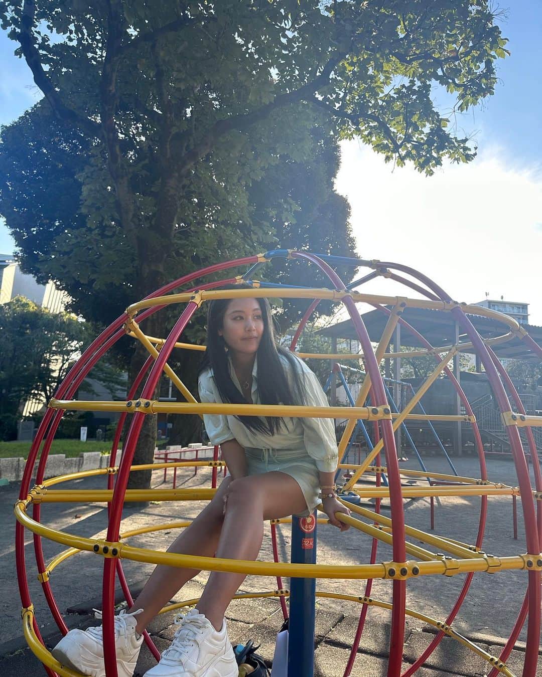 秋山かほのインスタグラム：「一度入ったら出るのが困難な遊具😆☀️」