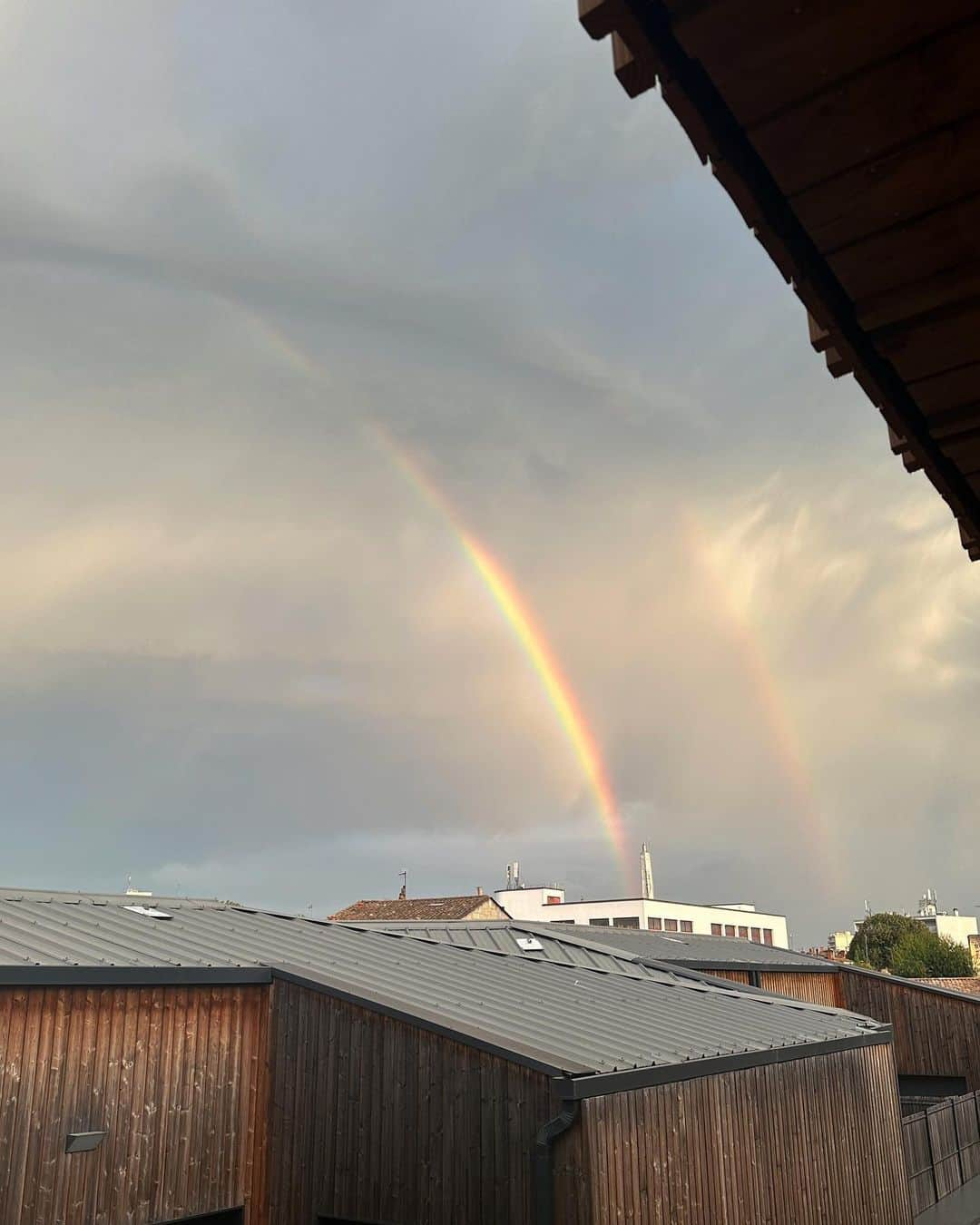 近藤しづかのインスタグラム：「🌈🌈  #bonjourbordeaux  #doublerainbow #ダブルレインボー」