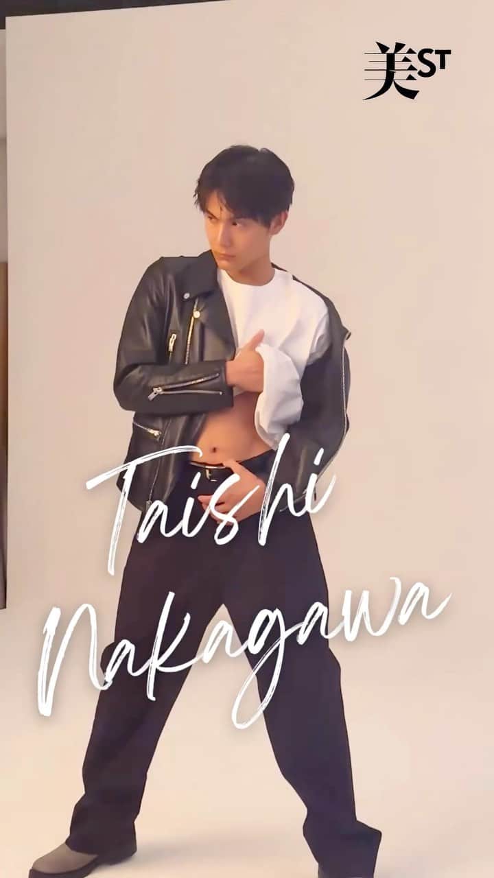 美ST編集部のインスタグラム：「【美ST11月号の増刊表紙撮影オフショットを公開‼️】 発売中の美ST11月号、増刊表紙を飾ってくれたのは中川大志さん @taishi_nakagawa_official ✨   撮影した日は蒸し返すような暑さの猛暑日☀️スタジオ入りした中川さんは、素朴で爽やかで少しあどけなさを残したような笑顔で登場し、イメージどおりの優しさ溢れる好感度男子！スタッフもほっこり和みました☺️  ヘアメイクとお着替えを済ませた後、包容力で女性の心を包み込んでくれる〝ブランケット男子〟と題した撮影テーマについて、①優しい正統派、②野生み溢れるカッコいい系、の2人の男性を演じて欲しいとお伝えすると、パッと表情が一変😳正統派では大人っぽい余裕のある微笑みでまさに包み込んでくれるような優しさが溢れ💕 ワイルド系ではグッと男っぽさがダダ漏れ💕モデル歴もあるだけあって、さすがのポージングで圧倒してくれました👏   おまけに、悪気のない「腹筋見せてくださーい」の声にもスマートに応えてくれ、素晴らしい動きで美しい腹筋を魅せてくれた中川さん✨スタッフ一同、その魅力に瞬殺されました🫶  中川さんの素敵な写真と人柄が感じられるインタビュー、必見です‼️ぜひ読んでくださいね🤗✨ （本誌にも掲載されています♡）  🤍美ST11月号は発売したばかり‼️お近くの書店、ネット書店、コンビニエンスストアでお買い求めください🤗豪華付録もお見逃しなく✨  #美st #美スト #美魔女 #美st11月号 #雑誌 #撮影オフショット #撮影の裏側 #中川大志 #中川大志好きな人と繋がりたい #中川大志くん」