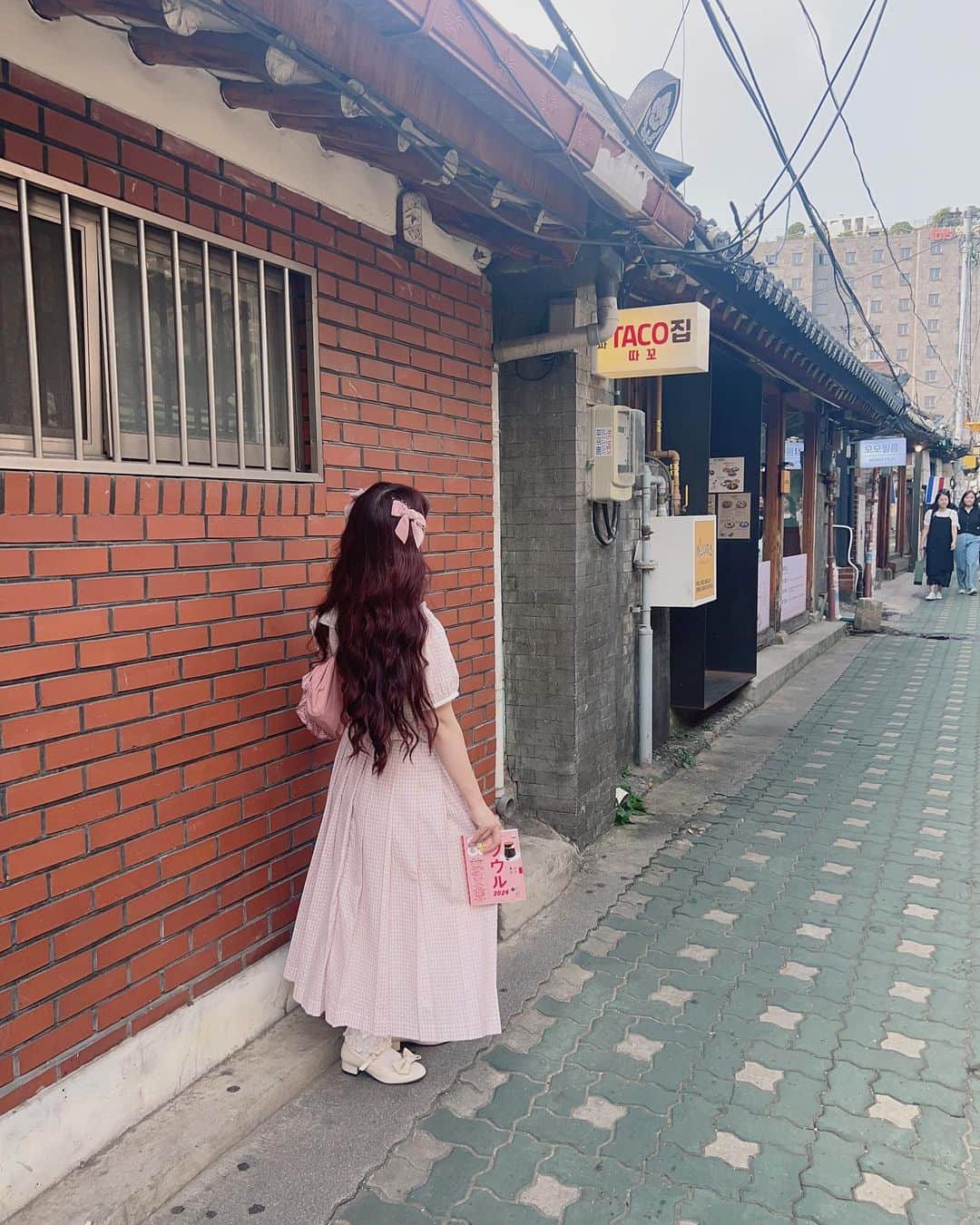 青木美沙子さんのインスタグラム写真 - (青木美沙子Instagram)「韓国ソウルでのみさこーで🎀 ピンクのギンガム大好き💕 何気にガイドブックもピンクだったっ  大好きなタッカンマリも食べれて幸せっ🎀  ワンピースは、 @pinkhouse_press」9月16日 17時36分 - misakoaoki