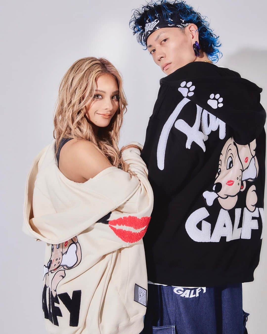 GALFYさんのインスタグラム写真 - (GALFYInstagram)「🐶💋🐶💋🐶💋🐶💋🐶 <GALFY 2023 Collaboration>  . @gratify__official さんと今期4回目のコラボすっっ夜露死苦🐶 . ------------------------------------  🚨オンラインストア20:00発売‼️  🔥GALFYコラボ発売🔥 @galfy.jp ✖︎ @rafuandco  🐾🐶💋🐶💋🐶💋🐾  🆕  【Kiss欲しけりゃ 　　　　　　　優しくワンワンParka】  もはや定番犬となった キスマークGALFY🐶💋 大好評だったKiss欲しけりゃ優しくワンワンTがパーカーに進化‼️ フードに足跡も付けちゃいました。 肉厚生地で ハイブランドにも負けない質感。 ライトアウターや ダウンベストとの相性も◎ オーバーサイズシルエットと3サイズ展開で幅広い方に着用していただけます。 もちろんユニセックスで着用可能。 ペアルックコーデにも映えー💕  colour→オフホワイト:ブラック size→小型系（L） 　　　中型犬（XL) 　　　大型犬（XXL）  税込価格¥16800- —————————————————  今回のイメージモデルは、 @new_nutsofficial の大人気 専属モデルの @maaaami79 ちゃん‼️ 姉ギャルにワンワンコラボ🐶💋 カップル撮影では、 俳優業、モデル、カメラマンでも 活躍中の　@nr_disney も参加🤝  ★取り扱いSHOP★ @gratify__official   🚨本日9/16(土) 17:00店頭発売開始‼️ 20:00WEB発売開始‼️ ※オンラインストアには 　　　　　プロフィールから欄から👋 ————————————————— モデル→ @maaaami79   カメラマン→ @shingo_viva   動画クリエイター→ @jp96_fpv   プロデュース→ @freedomfashion29   ブランドマネージメント→ @mikako.gf   #グレートファイ #ガルフィー #キスマークガルフィー #galfy #nuts #小田愛実  #rafu💋 #rafu💋のある生活  #rafuandco💋  #ギャル #姉ギャル #ギャルコーデ  #ギャルメイク  #ギャルしか勝たん  #gal #gyaru  #白ギャル #黒ギャル #ギャルママ #うさギャル #ぎゃう #まぁみ  #別注モデル  #渋谷イメージ  #渋谷 #109 #郡山市 #koriyama  #福島県 #セレクトショップ」9月16日 17時48分 - galfy.jp