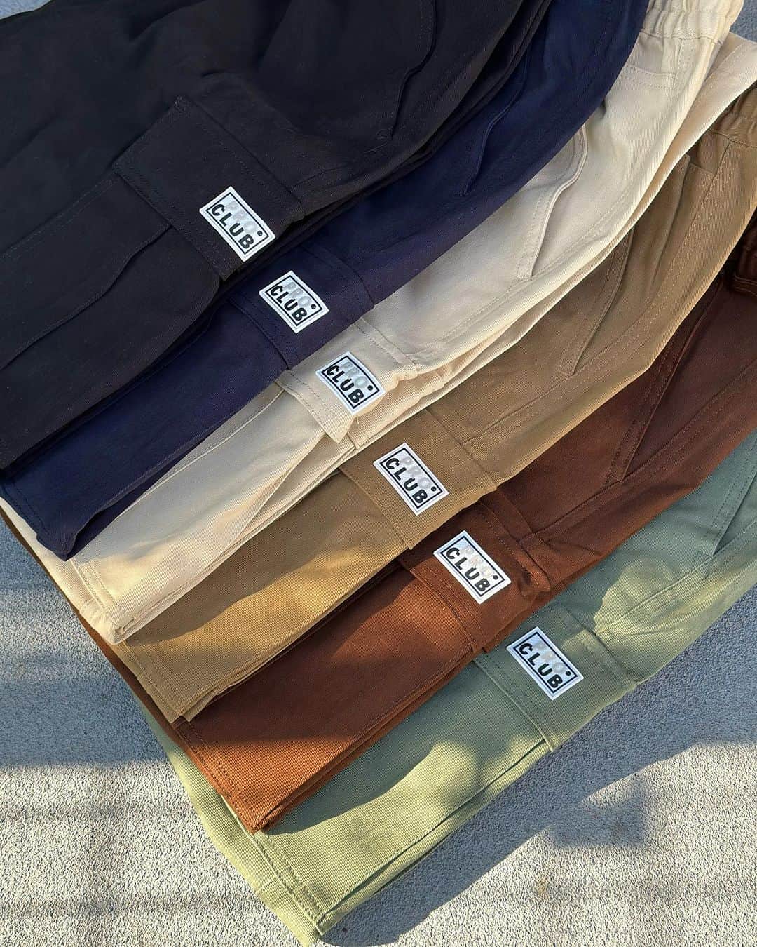 GROW AROUNDのインスタグラム：「PRO CLUB  HEAVYWEIGHT STRETCH  TWILL CARGO LOUNGE PANT 太めのシルエットにストレッチの効いたCARGO PANTSが入荷しました！！ ドローコードでウェスト部分はサイズ調整が出来ます。 カラーは6色展開になります。」