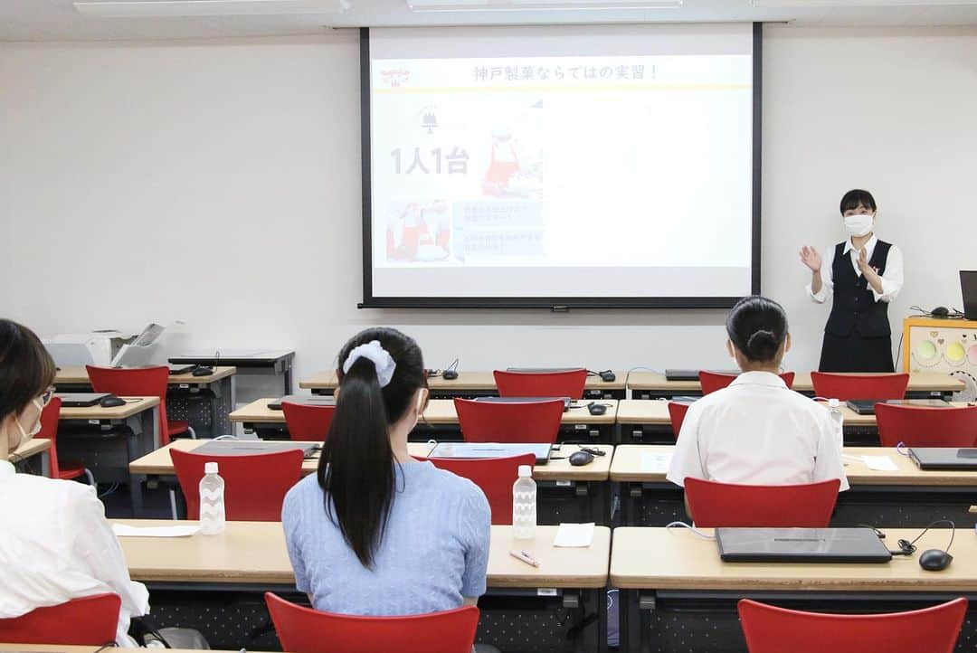 神戸製菓専門学校（公式）さんのインスタグラム写真 - (神戸製菓専門学校（公式）Instagram)「🌈神戸製菓!オープンキャンパスを開催しました🌈 ⁡ 体験実習では、 #ブルーベリー食パン🫐🍞 を作りました！ 焼き上がりの甘い匂いが最高でした😆  また、AO入試対策講座も同日開催！ 受験生は、入試に向けてしっかり準備をしていただけたのではないでしょうか👍 ⁡ 🟣今後の9月のオープンキャンパスはこちら！  9/23(土祝) #シャインマスカットタルト 9/24(日) #ベーコンエピ ⁡ 気になる日程があれば、Webからまたは、公式LINEからお申込みください♪ ご質問やご相談も随時受け付けております。お気軽にお問合せくださいね😊 ⁡ #神戸製菓 #神戸製菓専門学校 #神戸製菓専門学校oc #製菓専門学校 #パティシエ #パン職人 #和菓子職人 #ショコラティエ #カフェ #商品開発 #製菓 #製菓オープンキャンパス #お菓子作り #パン作り #神戸 #三宮 #pattistagram2023」9月16日 17時40分 - kobeseika_info