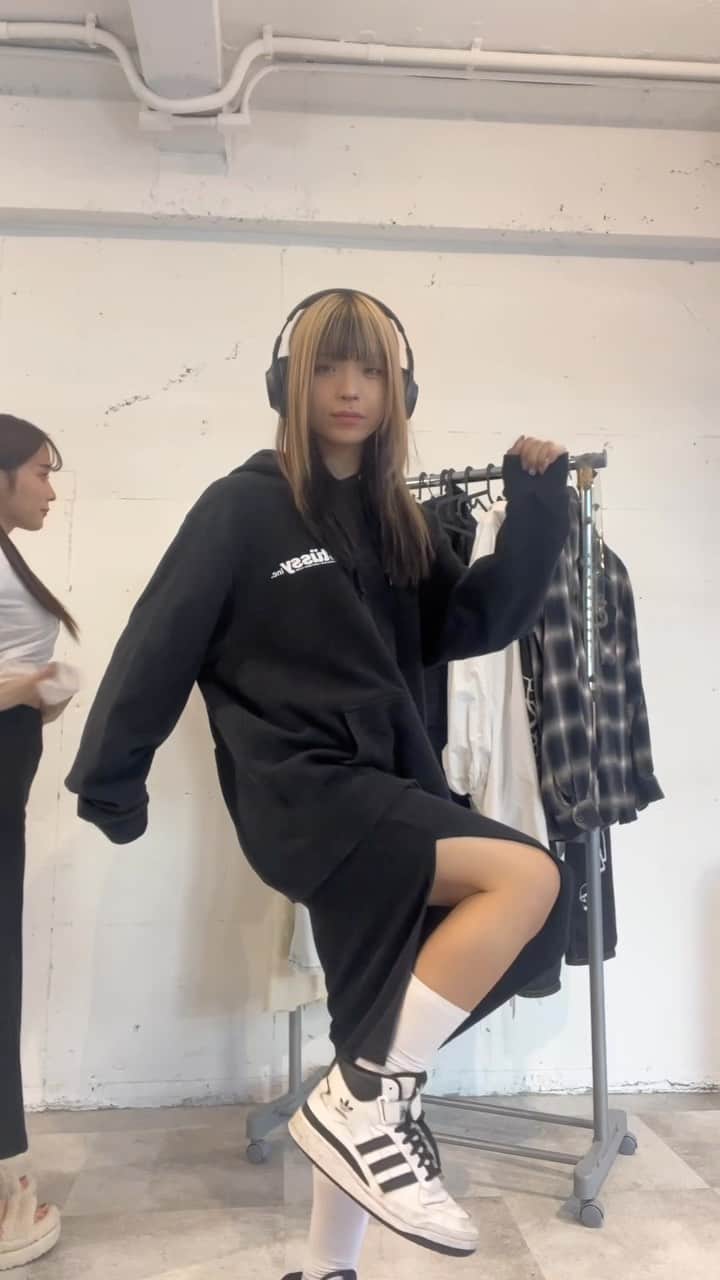 ぎんしゃむのインスタグラム：「🍁LOOKBOOK🍁  もうすぐ秋という事で秋服。 黒多いかも。 お気に入りのコーデコメントしてね🍂  #秋服 #LOOKBOOK #foodie #メンズライク #秋コーデ #ブラックコーデ #ジェンダーレス #チェックシャツ #adidas #ヘッドホン #ストリートファッション #デニム #XLARGE #stussy」