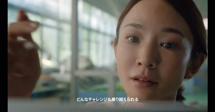 本田麻里絵のインスタグラム：「日本で流れるUPSの広告♡ Tea expert 役  モデル上がりのCMタレントなので演技がとても苦手だったけど 最近は自分なりに表現出来るようになって 仕上がりを見るのが本当に楽しみ...💕  同じ気持ちで新作のCMを楽しみにしててくれる友人や家族がいる喜び((´∀｀))  素敵なCMに出れて幸せです  #cmモデル #広告モデル #日本人モデル #バンコク生活」