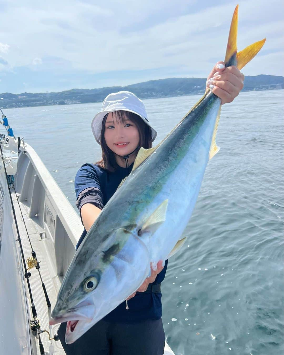 伊賀愛優菜のインスタグラム：「･ 9/15 (金)シーパラダイスでの釣果！🌊 ･ 最近の明石は 青物少し抜けた感がありますが その中でも貴重な鰤をジギングでGET！！✨️ ･ そして、インショアの方は ブレードキャスティングで サゴシ、ヤナギ、よく釣れました！🥰 ･ 太刀魚はと言うと 産卵前で活性が良いのか、数かなり釣れるので 楽しい〜！♥️ ･ 最近のリレー便はこんな感じ！ 明日もあるので頑張ります🔥💪 ･ 「 青物タックル(1枚目)」 ロッド : SHIMANO OCEA JIGGER FULLBEND B60-3 リール: SHIMANO 22NEW OCEA CONQUEST 300HG ライン: TORAY Jigging PE Power Game X8 1.5号 リーダー: TORAY PowerGame LURE LEADER FLUORO 20lb ･ 「 インショアタックル(2枚目) 」 ロッド:SHIMANO Moonshot BS 70MH リール:SHIMANO  Stradic sw 5000xg ジグ:SHIMANO  TUNGMAN 60g ブルピン フック:SHIMANO OCEA Metalshot TG  ボートサワラスペアフック ライン :TORAY proto pe x8 1.5号 リーダー:TORAY SHOCK LEADER SMOOTHROCK＋ 22LB ･ 「  タチウオジギングタックル(3枚目) 」 ロッド:SHIMANO OCEA JIGGER LJ/B62/1FS Reel:SHIMANO OCEA CONQUEST /300HG Line:Toray Jigging PE Power Game. X8 11lb 0.8号  Leader:Toray SMOOTHROCK ➕30lb Jig:(3枚目)SHIMANO  Center Sardine 160g ゼブラグロー (4枚目)SHIMANO Center Sardine 160g アカキンゼブラ ･ #明石ジギング #明石釣り #シーパラダイス #釣り #fishing #タチウオジギング #青物ジギング #インショア #オフショア #ジギング #キャスティング」