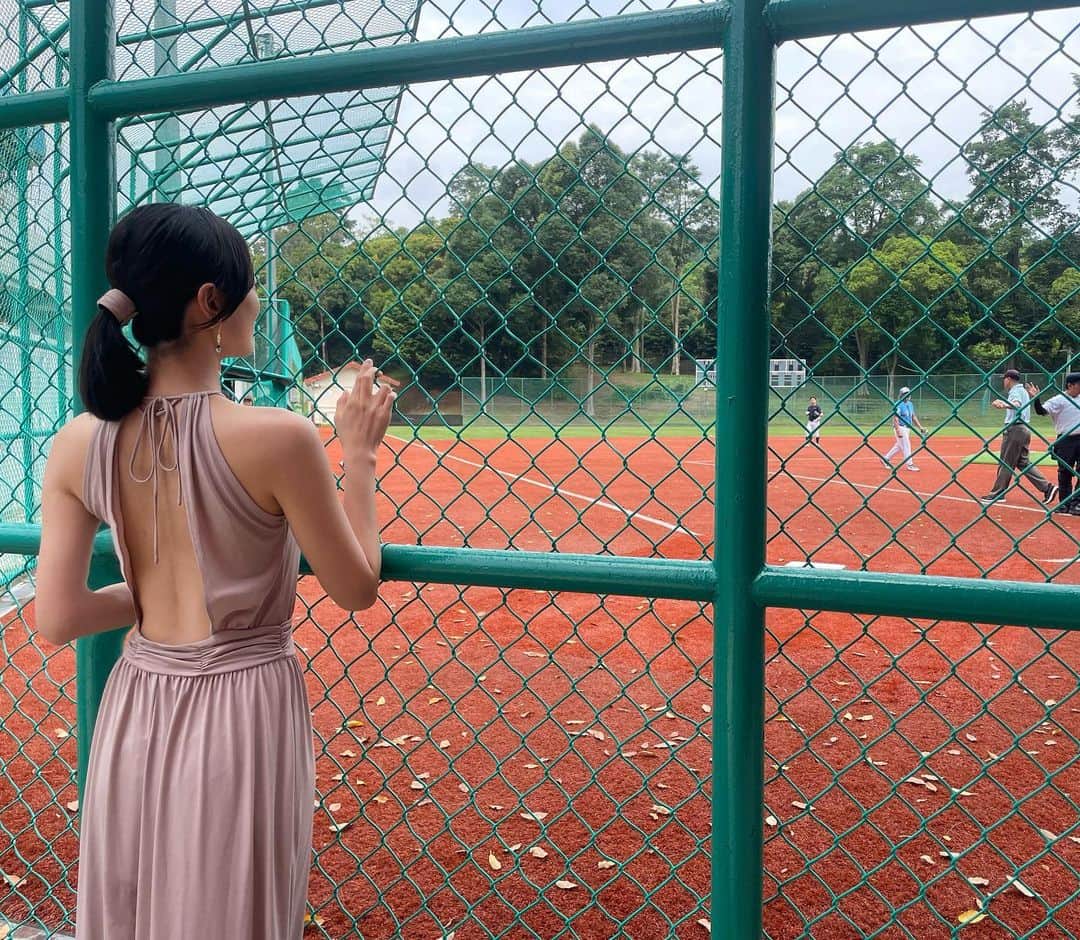 煌月爽矢さんのインスタグラム写真 - (煌月爽矢Instagram)「. . 先日ね、シンガポールで父の野球の試合を見ました。 ⁡ ずーっとやってるのに、試合見たのは初めて。 ⁡ ⁡ 若い駐在員の方々の中に入れてもらって… 娘としては『お世話になってます、仲間に入れて下さってありがとうございます！』という気持ちと…… 言ってみたらただの趣味なのに、毎日欠かさず家で素振りを続けてる、その努力を尊敬しました。 ⁡ ⁡ 私はここ数年アジア圏にしか行ってないけど、どの国にも日本人が沢山いて活躍してて、色んな人生歩んでる方がいるんだなぁと思わされます☺️ ⁡ ⁡ ⁡ 前幾天我為了看爸爸的棒球比賽而去了新加坡。 棒球是我爸爸的愛好𓍯 不管去哪爸爸一定要戴球棒。因為他晚上在自己的房間裡要揮棒。 我在新加坡第一次看到他在比賽中很緊張又開心的樣子，讓我印象深刻。 讓我感到不斷地努力，前進的樣子是很美的❣︎  #シンガポール #新加坡」9月16日 17時46分 - nakahara.yuuki