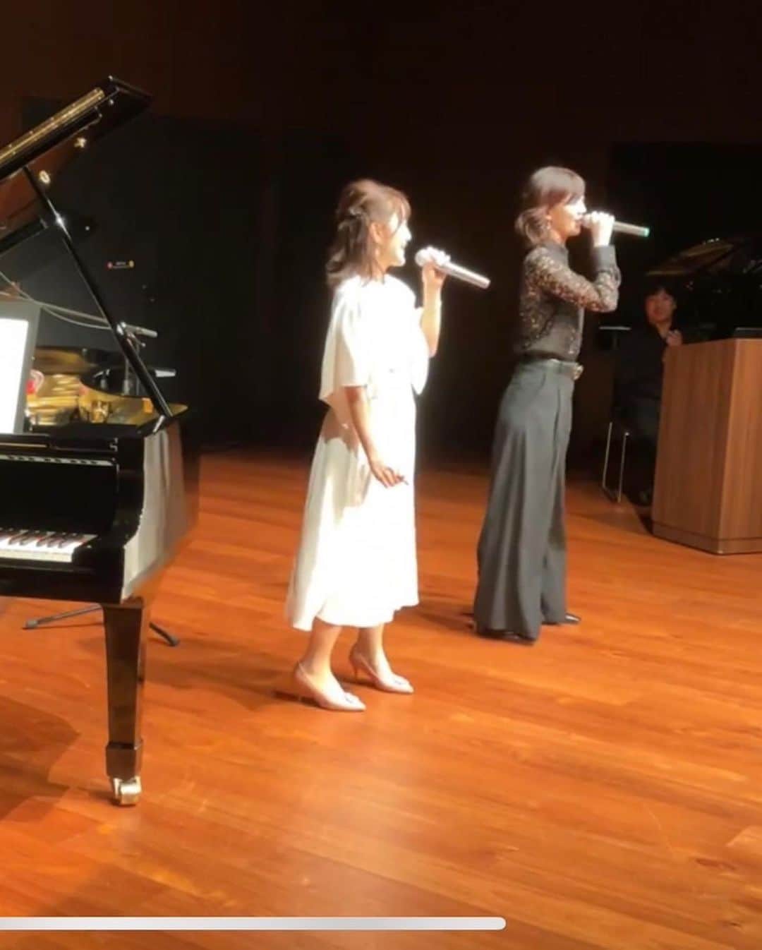 花音舞さんのインスタグラム写真 - (花音舞Instagram)「🎤🎵  先日、さお（#美月悠 さん）にお声がけ頂き、広島の三次市にてK-ballet tokyoのオーケストラで指揮者をされていらっしゃる井田勝大さんの『クラシック楽楽ゼミナール』のトーク&ライブイベントに出演させて頂きました。  宝塚や音楽の歴史についてお話しさせて頂いたり、お歌も歌わせて頂いたり✨ さおとデュエットさせて頂けて、宝塚にタイムスリップしたみたいになって最高に楽しかったです(^^)  井田さんのキレッキレのトークにも最高に楽しくて、あっという間の時間でございました✨  羽賀さんのピアノ演奏も、初めましてと思えないぐらいピタッと歌と重なり合って、久々にこんな気持ちよく歌わせて頂きました🥹✨  またいつか広島にゆっくり行きたいなー♡  #広島 #三次市  #講演  #クラシック楽楽ゼミナール  #井田勝大 さん #コンサート #宝塚 #宙組 #花音舞」9月16日 17時51分 - mai_kanon_official