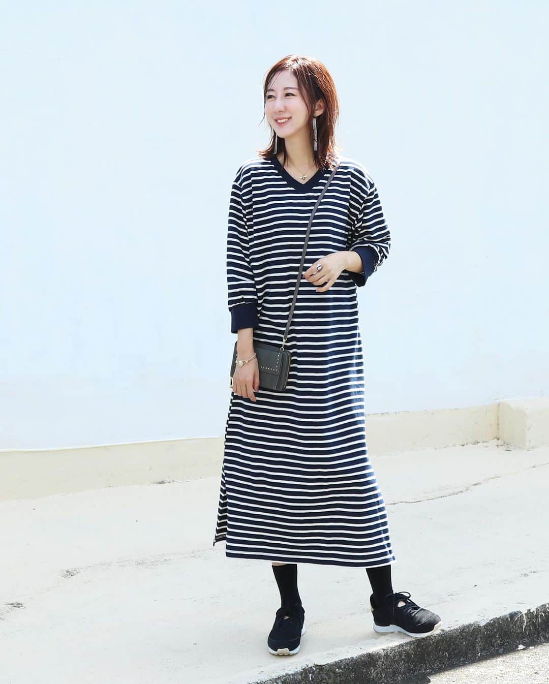 授乳服とマタニティ服ミルクティーさんのインスタグラム写真 - (授乳服とマタニティ服ミルクティーInstagram)「店長が愛してやまない 大好きなボーダーワンピースが登場です❣️  ふんわり柔らかな綿100％のボーダー生地を使った、授乳が抜群にしやすいワンピース✨  シンプルで定番のボーダーのワンピースに、洗練された女性らしいディテールをプラスした一着です。  なだらかVネックの襟元にぷっくりふくらんだパフィな七分袖、裾にはサイドにスリットを入れ、女性らしいシルエットに。  授乳は前身頃のサイドに入った、スリットタイプの授乳口から簡単に授乳できます。  ボタンもジッパーもないデザインなので、とにかく楽に授乳でき、デザインになじませてあるので、前からは授乳服には見えません❣️  妊娠初期～出産後まで長くお使いいただけます✨」9月16日 18時06分 - milktea_junyufuku