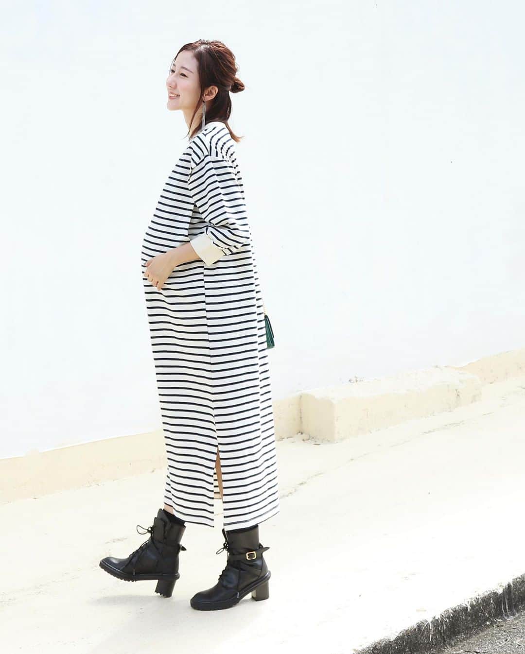 授乳服とマタニティ服ミルクティーさんのインスタグラム写真 - (授乳服とマタニティ服ミルクティーInstagram)「店長が愛してやまない 大好きなボーダーワンピースが登場です❣️  ふんわり柔らかな綿100％のボーダー生地を使った、授乳が抜群にしやすいワンピース✨  シンプルで定番のボーダーのワンピースに、洗練された女性らしいディテールをプラスした一着です。  なだらかVネックの襟元にぷっくりふくらんだパフィな七分袖、裾にはサイドにスリットを入れ、女性らしいシルエットに。  授乳は前身頃のサイドに入った、スリットタイプの授乳口から簡単に授乳できます。  ボタンもジッパーもないデザインなので、とにかく楽に授乳でき、デザインになじませてあるので、前からは授乳服には見えません❣️  妊娠初期～出産後まで長くお使いいただけます✨」9月16日 18時06分 - milktea_junyufuku