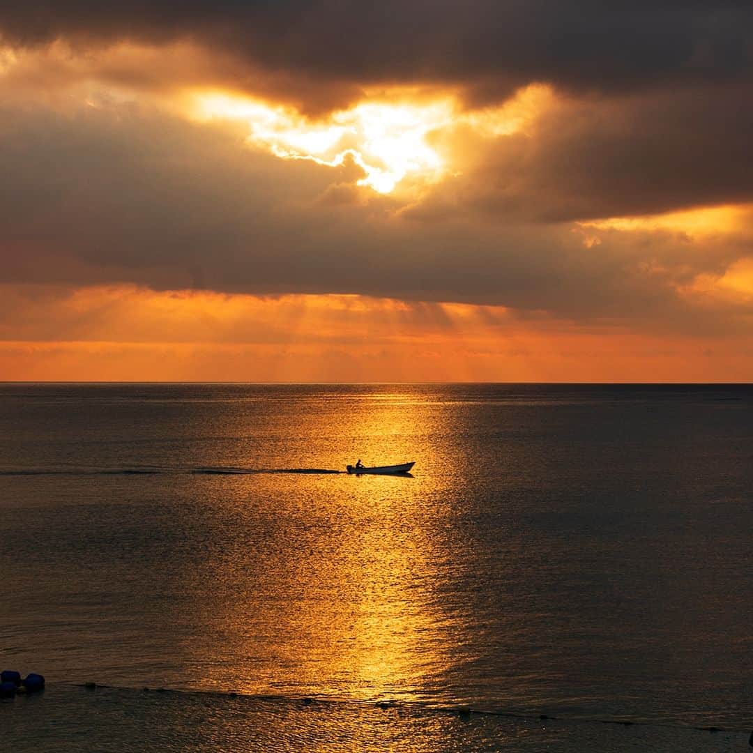 ホテルムーンビーチのインスタグラム：「8月23日、サンセットタイム。 August 23 , sunset time .  #ザムーンビーチミュージアムリゾート #ムーンビーチ #リゾート #沖縄 #沖縄観光 #沖縄ビーチ #沖縄旅行 #恩納村 #沖縄好き #沖縄リゾートホテル #沖縄好きな人と繋がりたい #旅行好きな人と繋がりたい #リゾート好きな人と繋がりたい #旅行 #okinawa #themoonbeachmuseumresort #okinawabeach #okinawatrip #onnason  #moonbeach #okinawahotel」