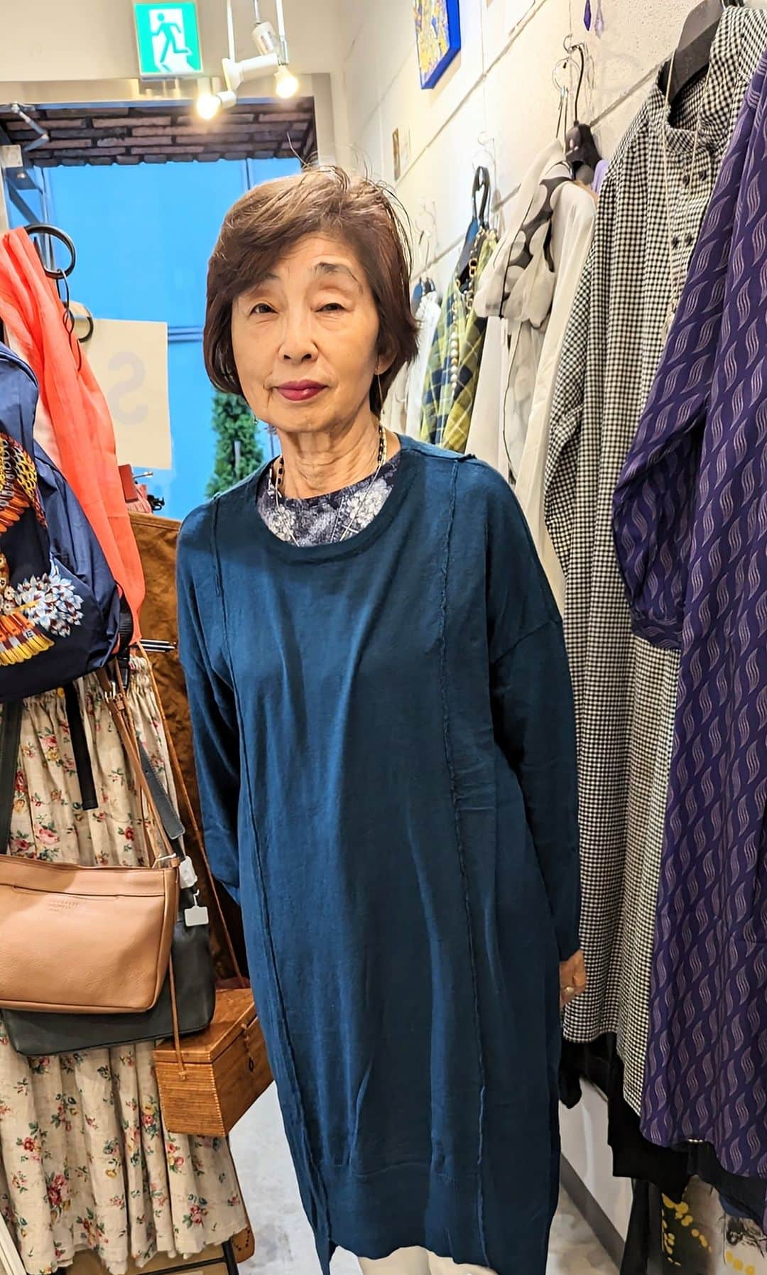 平井富子のインスタグラム：「学生時代の友達、田園調布マダムのスミちゃんがお立ち寄り〜  私達、同窓会の万年幹事？で、時々、店で打ち合わせも、、２年後？かな〜  フランス製のオシャレなリュックを気に入って頂きました。お似合いです〜  また、遊びに来て下さい！」