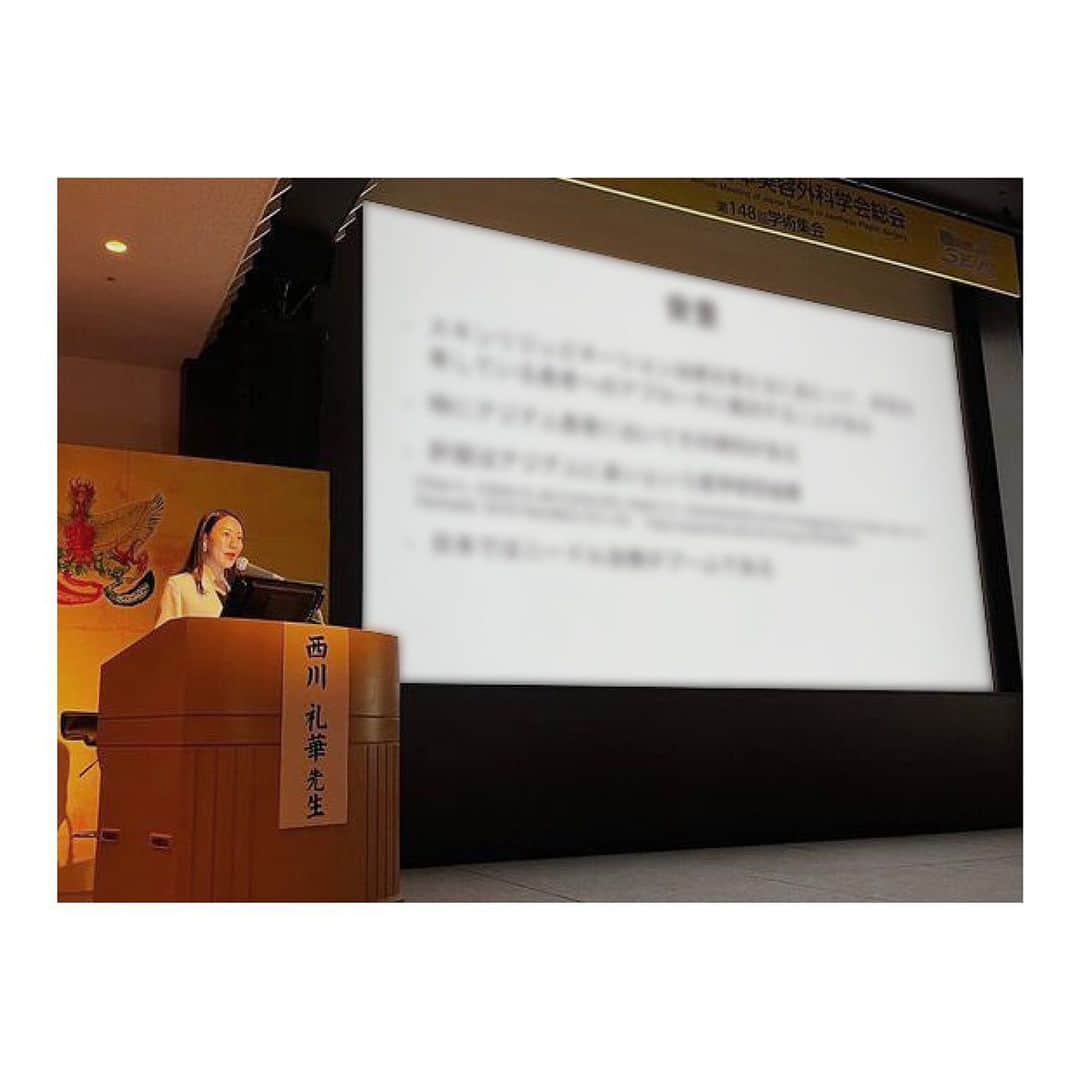 西川礼華のインスタグラム：「第46回日本美容外科学会総会（JSAPS）にて、シルファームxに関して「パルス発振式ニードルRFによる スキンリジュビネーション治療の 安全性と有効性の検討」の発表をしました。KOクリニックの黄聖琥先生司会のもとJSAPSで本治療機器について発表させていただくのは2回目ですが、今回も質疑応答の時間での黄先生からのご質問が示唆に富み、発表を通じて私自身学ばせていただきました。  この機器は日本に上陸してまだ4年で、学べば学ぶほど面白く、チェーンクリニックだからこその治療標準化への挑戦と、そして、それによって得られた知見を患者さまや業界へ還元できればと思っています。 演者の堀江琴音先生のご発表もわかりやすく、機能的異常と器質的異常に対する治療戦略を分けて考えるという切り口が症例を通じて視覚化されていました。そして黄先生と堀江先生の治療への情熱が伝わり楽しかったです😊  JSASPでは、美容外科・美容皮膚科に関する様々なアカデミックでマニアックな話がされていて、二日間大変勉強になりました。  #日本美容外科学会総会 #jsaps #美容皮膚科 #シルファームx #sylfirmx #ニードルrf #湘南美容クリニック #美容皮膚科医 #ayakanishikawa #西川礼華」