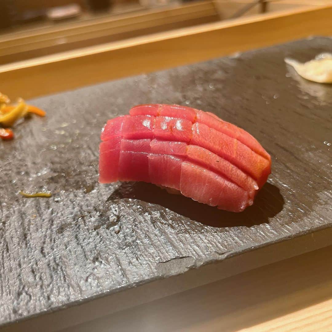 芳賀優里亜のインスタグラム：「鮑のキモは右がメスで左がオスらしぃ。」