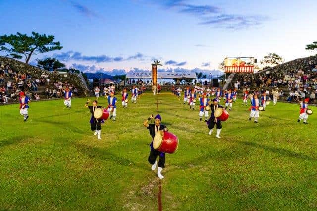 沖縄県民のおでかけ応援サイト「ちゅらとく」のインスタグラム：「青年の熱き想いを三線と太鼓の音にのせて✨ 2023年9月17日（日）、名護市にある21世紀の森公園にて「第33回 名護市青年エイサー祭り」が開催されます☆  青年会はそれぞれ、地域の伝統を受け継いだエイサーを披露。やんばるの青年会ならではの力強い演舞が特徴◎  子どもエイサー団体や名護市外の青年会も出演し、会場を盛り上げます♪もちろん最後は、カチャーシーで締めくくるのがお決まり！  21世紀の森公園 野外ステージで開催される名護市青年エイサー祭りは、見晴らしと雰囲気のよさも魅力(*^^*)涼やかな海風を感じながら、なごんちゅの熱い演舞を楽しもう♪  【開催日時】 2023年9月17日（日） 開場：16時30分／開演：17時 ※雨天中止 ※ブルーシートでの場所取りやクーラーボックスの持ち込みはご遠慮ください。  【場所】 21世紀の森公園 野外ステージ 沖縄県名護市宮里2-2-1  【駐車場】 なし ※公共交通機関をご利用ください。  【問い合わせ】 名護市青年ネットワーク連合会  👜フォロー＆投稿保存をしておでかけの参考に♪  ほかにも様々なおでかけ情報あり！ 気になる詳細は @churatoku プロフィール欄のURLから「おでかけ情報」をチェック＼(^o^)／  沖縄県民のおでかけを応援するサイト「ちゅらとく」 おでかけに役立つ情報をお届け✨ ▶ホテル(宿泊・レストラン)・遊び体験・ツアーのお得情報 ▶旬のイベント・おでかけスポット情報 ❤Follow Me @churatoku  #ちゅらとく #ちゅらとくおでかけ #churatoku #沖縄県民限定 #沖縄 #沖縄スポット #沖縄おでかけ #沖縄イベント #名護市 #名護 #名護市青年エイサー祭り #エイサー祭り #エイサー」