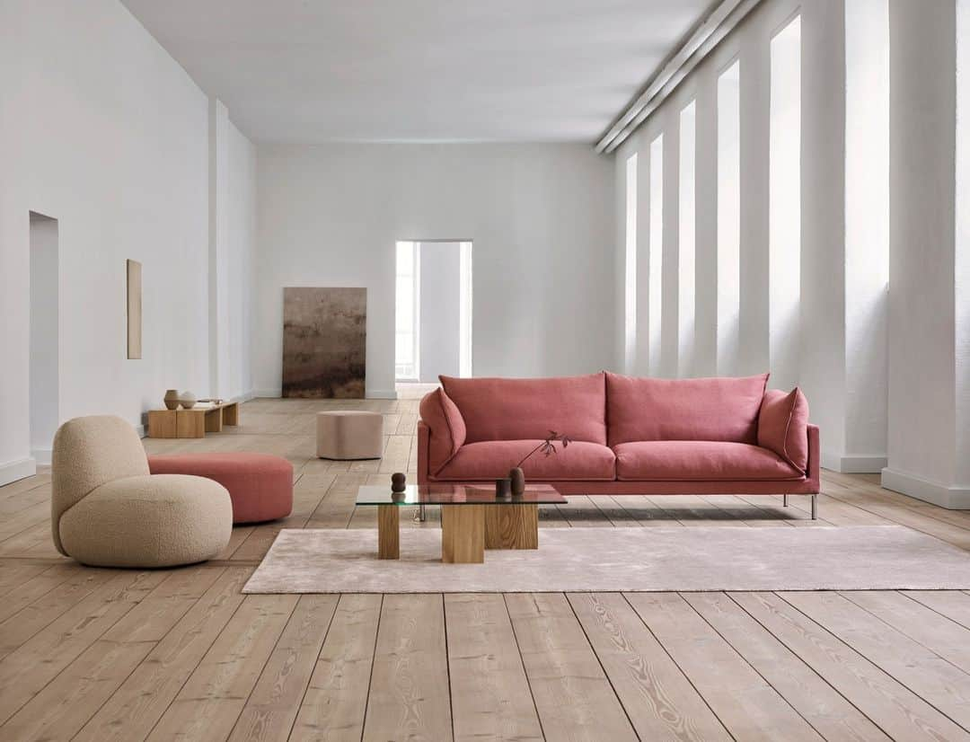 eilersenのインスタグラム：「The idea behind the Butterfly sofa was to create a sofa that could balance formal and informal.⁠ ⁠ The cushions set the tone for the Butterfly sofa. They are large and comfortable and seem to embrace the frame as the armrest cushions tilt over the side. A beautiful detail is the visible stitching throughout, which makes the sofa a true design testament.⁠ ⁠ Sofa: Butterfly in Sack 02⁠ Designer: Yuzuru Nishiyama & Jens Juul Eilersen⁠ Table: Puzz ⁠ Carpet: Stick in colour sand⁠ Chair: Havana⁠ Pouf: Wheel⁠ ⁠ ⁠ ⁠ ⁠ ⁠ #eilersen #eilersenfurniture #myeilersen #enjoyaneilersen #Butterfly #YuzuruNishiyama #jensjuuleilersen #lab15 #homedecor #sofa #danishdesign #inredning #finahem #interiorlovers #interiordesign #modernliving #minimalism #nordiskehjem #nordicinspiration #nordicliving #craftsmanship #boligindretning #designinterior #livingroominspo #boliginspiration  #hemindredning #schönerwohnen #nordicminimalism #designinspiration #throughgenerations」