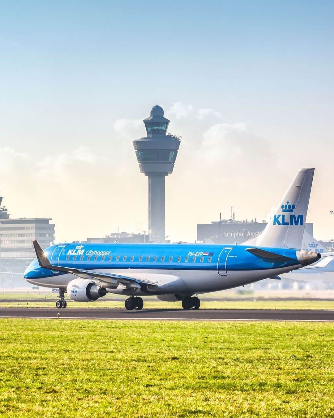 KLMオランダ航空のインスタグラム：「Looking fly on your birthday! @schiphol #happybirthday #klm #RoyalDutchAirlines #Schiphol #Birthday #Tower」