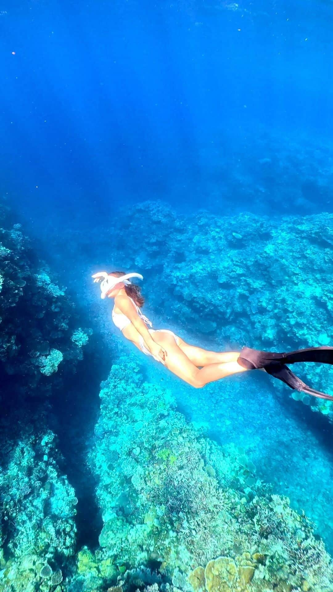 近藤あやのインスタグラム：「Under the sea🪸🫧in Okinawa🇯🇵 with @goprojp   コロナ禍の前まで実は全く泳げなかった私。 海の撮影も苦手で、自分には無理だって思ってた。 GoPro公式メンバーのくせに、アクティビティが なんもできなかった🥺🥺笑  でも、沖縄の海での撮影依頼が来て、どうしても お外に出たくて、引き受けたんだよね！笑🤣  怖がりながらも、けいくんとたっくさん練習して、 今では海が大好きになりました☺️🩵  無理だと思って、決めつけていたけど、 海で人魚みたいに泳いでる人たちを見て、 諦めたくない、頑張りたい！って思って 挑戦してよかった🥹💙  日本の海は、美しい。沖縄の海は美しい。 そんな海を泳げて幸せです☺️🫧🪸💙  映像はすべて #GoProHero12Black 📷✨ 撮影してくれた @__naagaa_____ ちゃんありがとう☺️  #GoPro #GoProjp #goprotravel #ゴープロ #ゴープロのある生活 #ゴープロ女子 #沖縄 #沖縄旅行 #西表島 #iriomoteisland #okinawa  #星野リゾート #hoshinoresorts #西表島ホテル #iriomotehotel」