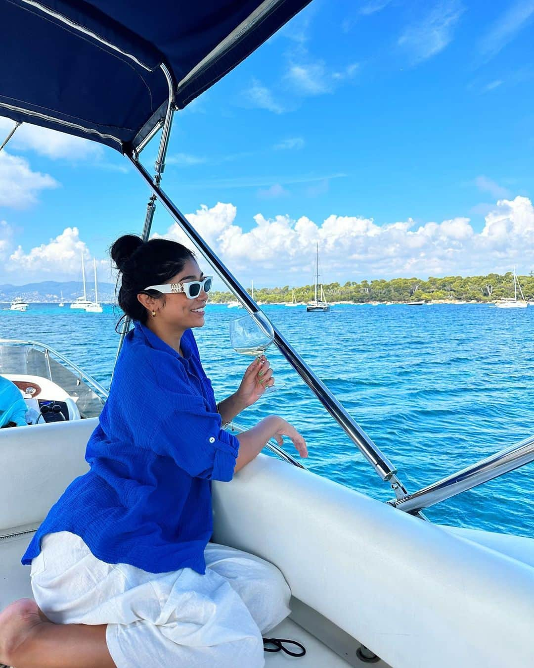 吉川プリアンカさんのインスタグラム写真 - (吉川プリアンカInstagram)「When your business trip looks like this 🩵🤍🩵🤍 The highlight of this cruise was the floating restaurant. Great food, great people and so much to see and learn. What a beautiful day!   ヨーロッパの海は本当にきれいだぁ〜〜 船の魅力に魅了され続ける出張でした。 このクルーズで体験した、水上レストランが素敵だったよ！しかも、ちゃんと美味しかった☺️  #cannes #france #cruise #yacht #yachtlife #boat #beach #summer #chasingsunsets #船 #カンヌ #ニース #フランス #クルーズ #夏」9月16日 18時03分 - priyankayoshikawa