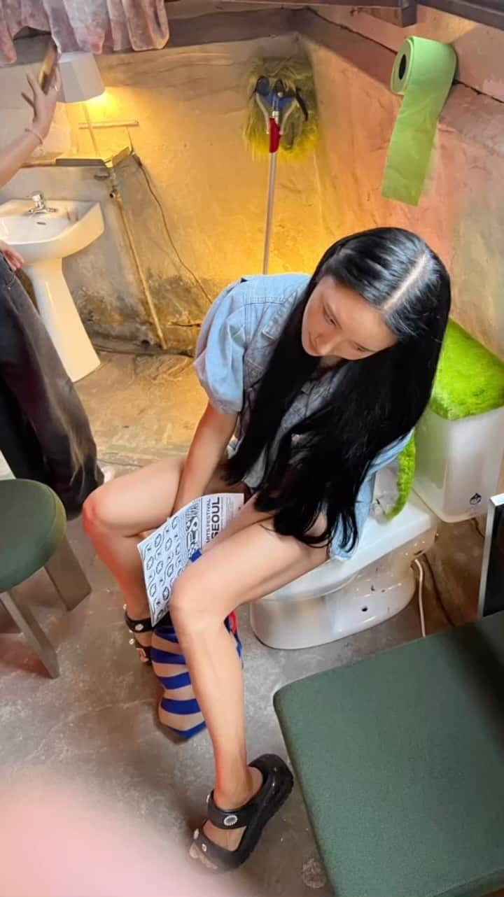 のインスタグラム：「인체공힉적 의자에서 휴식하고 고기의 명품 가방도 하나 장만   #쇼핑 #flex」