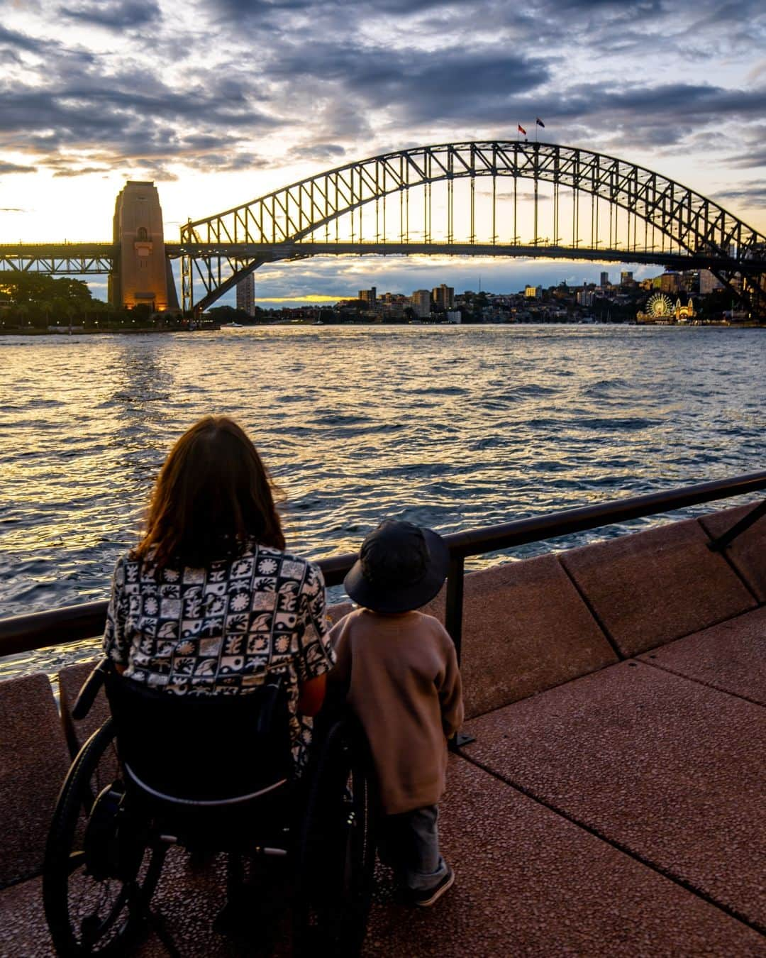 Australiaさんのインスタグラム写真 - (AustraliaInstagram)「Australia is for everyone ❤️ This week, we're highlighting some of the *epic* accessible experiences around the country! Here are some of our faves to help you get started:  🎿: Carve up the slopes with adaptive ski lessons at @thredboresort.   🏄‍♂️ : Ride the waves with @letsgosurfingaustralia at @sydney's iconic #BondiBeach.  🌿: Float above the oldest rainforest in the world with @skyrailcairns.  🐨: Meet some of our cutest locals at @zoossa's Monarto Safari Park or @phillipislandnp's Koala Conservation Reserve.  💦: Experience the thrill of parasailing with @goldcoastwatersports.  🖼️: Immerse yourself in the art scene at @ngvmelbourne.  ❤️: Scale the iconic #SydneyHarbourBridge during @bridgeclimb's Auslan (Australian Sign Language) Climb.   👣: Wander between the striking red walls of Angkerle Atwatye (@angkerlestandleychasm).   🍇: Taste your way through the vines and wines at @hobartandbeyond's boutique @puddleduckvineyard.   Check out the link in our bio for more accessible experiences Down Under!👇 #SeeAustralia #ComeAndSayGday  (📸: Tourism Australia, Tourism NT/Helen Orr, @samjbloom).   ID: Five images showcasing accessible experiences in Australia. 1) A man and a woman standing between Standley Chasm's towering red rock walls. 2) Adaptive skiing at Thredbo Resort with a ski lift in the background. 3) Two women and a child in front of a vibrant painting at the National Gallery of Victoria, with yellow and pink wallpaper. 4) Parasailing on the Gold Coast, featuring white sand, blue water, and a distant city skyline. 5) A man in a wheelchair and a child in front of Sydney Harbour Bridge at sunset.」9月17日 5時00分 - australia