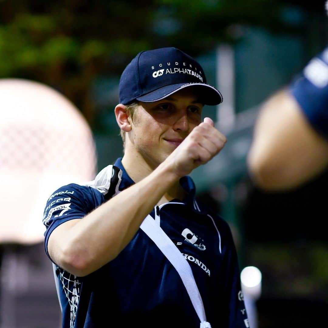 F1さんのインスタグラム写真 - (F1Instagram)「How about reaching Q3 for the first time? 😀 👏  What a day for @liamlawson30, who ended the day the top Red Bull driver 💪  #F1 #Formula1 #SingaporeGP @alphataurif1」9月17日 3時27分 - f1