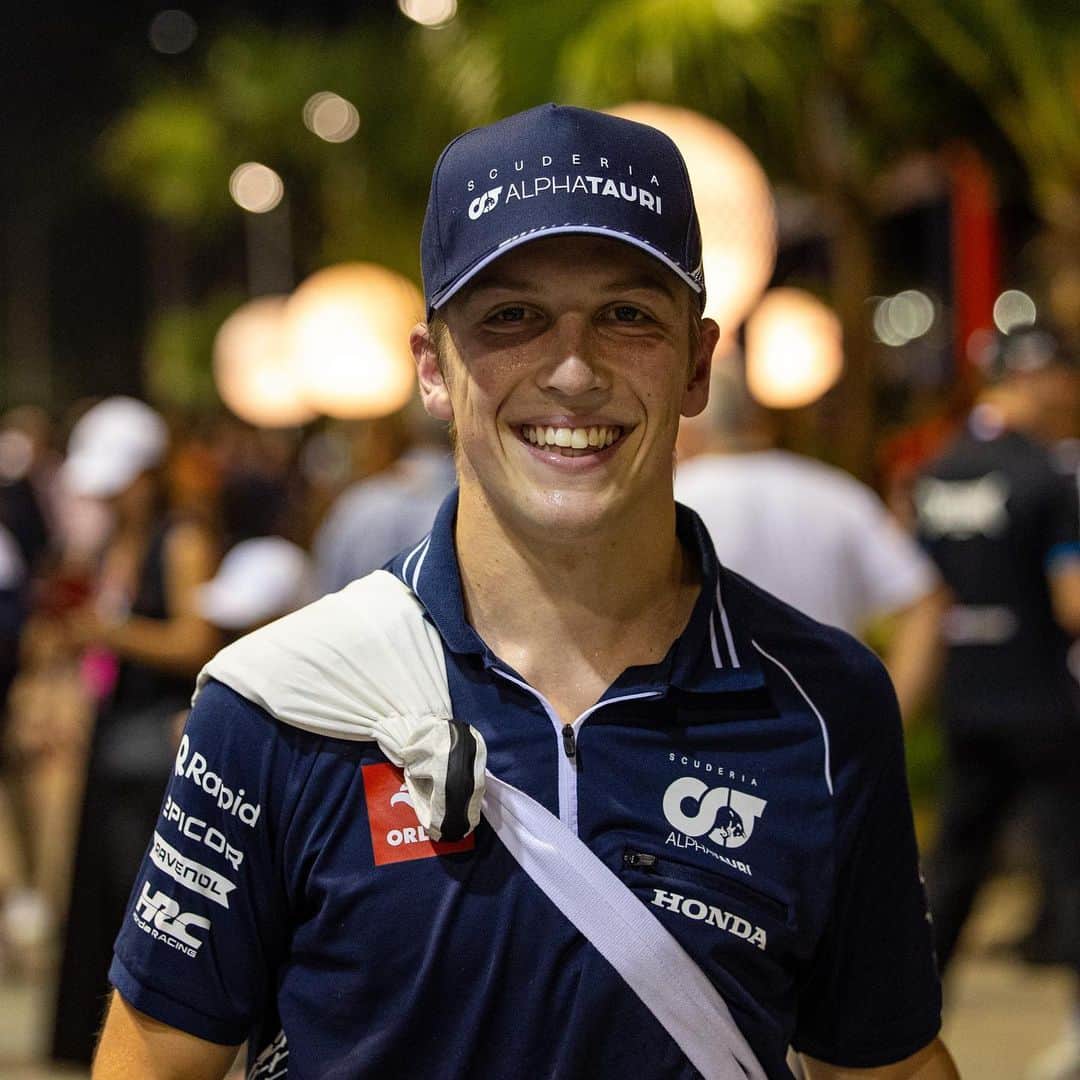 F1のインスタグラム：「How about reaching Q3 for the first time? 😀 👏  What a day for @liamlawson30, who ended the day the top Red Bull driver 💪  #F1 #Formula1 #SingaporeGP @alphataurif1」