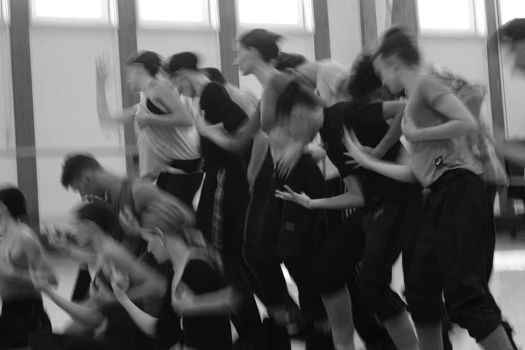 小林十市さんのインスタグラム写真 - (小林十市Instagram)「Un jour… dans le studio :Bye-bye baby Blackbird: Chorégraphie de @joostvrouenraets  #fujifilm #fujifilmxseries #fujifilmglobal #fujifilmxpro3 #fujinon60mmf24macro #fujinon60mm #fujixpro3 #xpro3 #dance #dancer#dancers」9月17日 3時36分 - monsieur_11