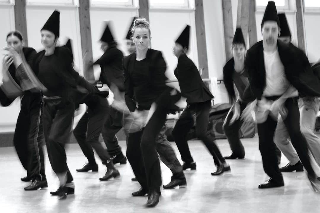 小林十市のインスタグラム：「Un jour… dans le studio :Bye-bye baby Blackbird: Chorégraphie de @joostvrouenraets  #fujifilm #fujifilmxseries #fujifilmglobal #fujifilmxpro3 #fujinon60mmf24macro #fujinon60mm #fujixpro3 #xpro3 #dance #dancer#dancers」