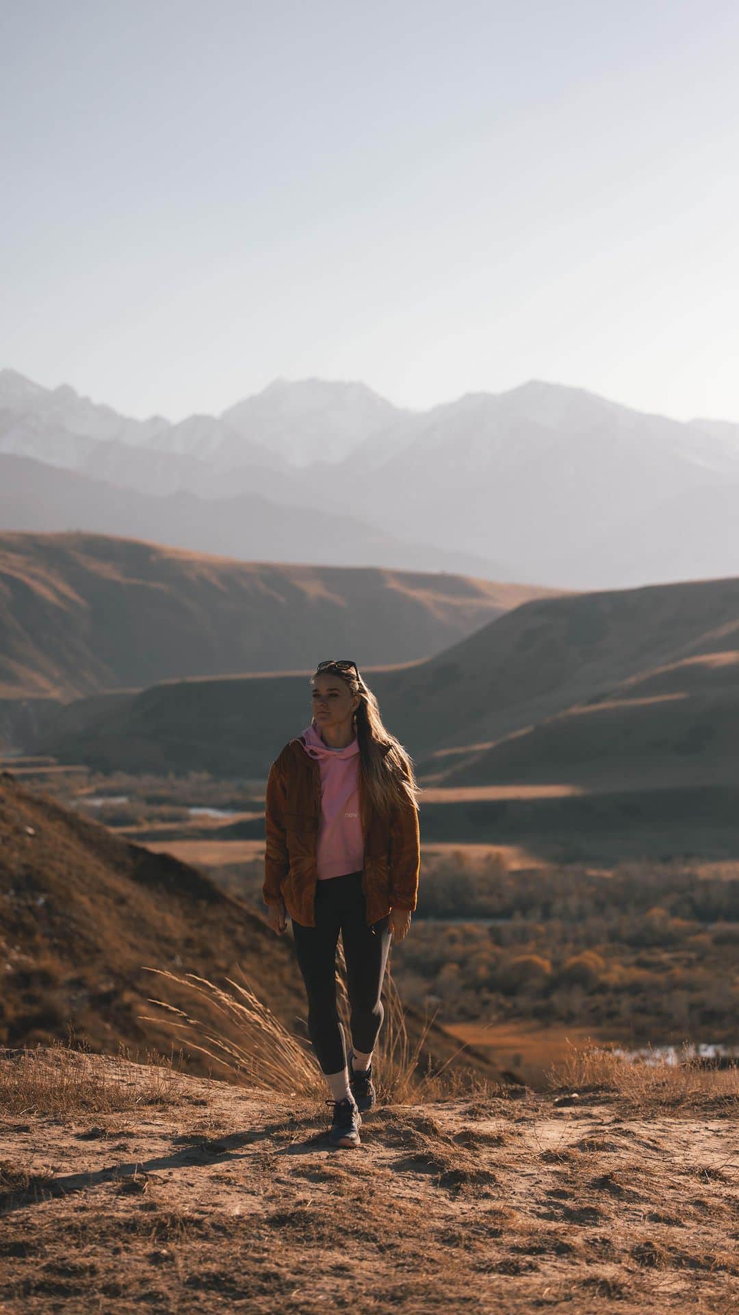 リサンネ・デ・ウィッテのインスタグラム：「One year ago our holiday to Kyrgyzstan looked liked this. I’m currently planning our next trip.. Guess where?🤩」