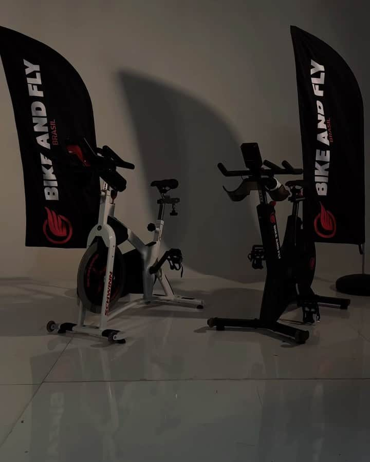 ルーカス・ルッコのインスタグラム：「Só posso dizer que a MAIOR rede de studios de Bike Indoor da América Latina @bikeandflybrasil chegou. Esqueça todas as experiências que vc já teve praticando spinning… nós elevamos o nível 🔥🚲 EXCUSES DON’T BURN CALORIES!」