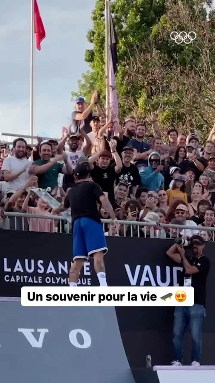 オーレリアン・ジローのインスタグラム：「En prendre plein les yeux au WST Lausanne 2023. Repartir avec la board d’@aureliengiraud Un samedi réussi pour ce jeune fan. 😍  @segmentfestival @worldskatesb」