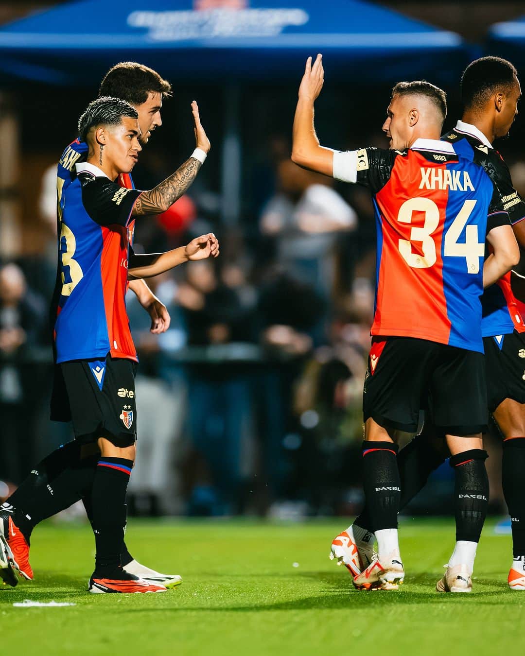 FCバーゼルのインスタグラム：「❤️💙 Härzliggi Gratulation zum erschte Gool für Rotblau, Juan 💪  #FCBasel1893 #AlliZämme」