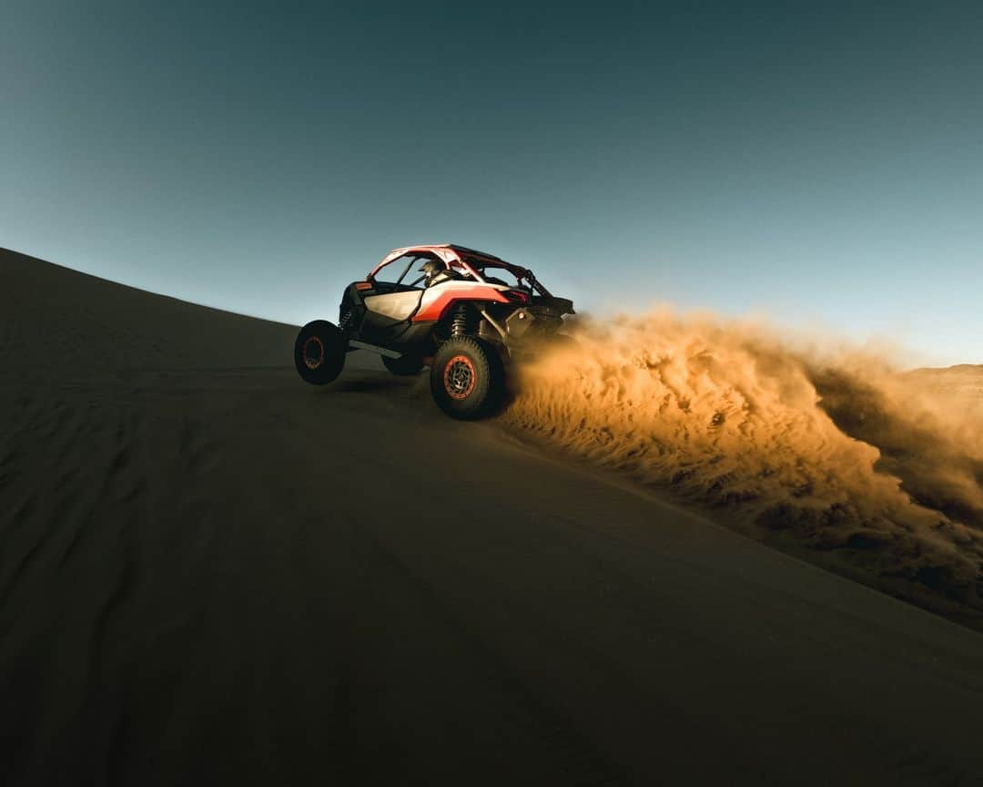 goproのインスタグラム：「Photo of the Day: Lighting is everything 🏜️ Snapped by @carter__built on an evening mission with #GoProHERO12 Black.  #ProTip: Use Burst Photo Mode to capture every detail of fast moving subjects. In this mode, HERO12 Black can capture up to 30, 27MP RAW images per second.  @canamoffroad #GoPro #GoProMoto #4x4 #Sunset #SandDunes #California」