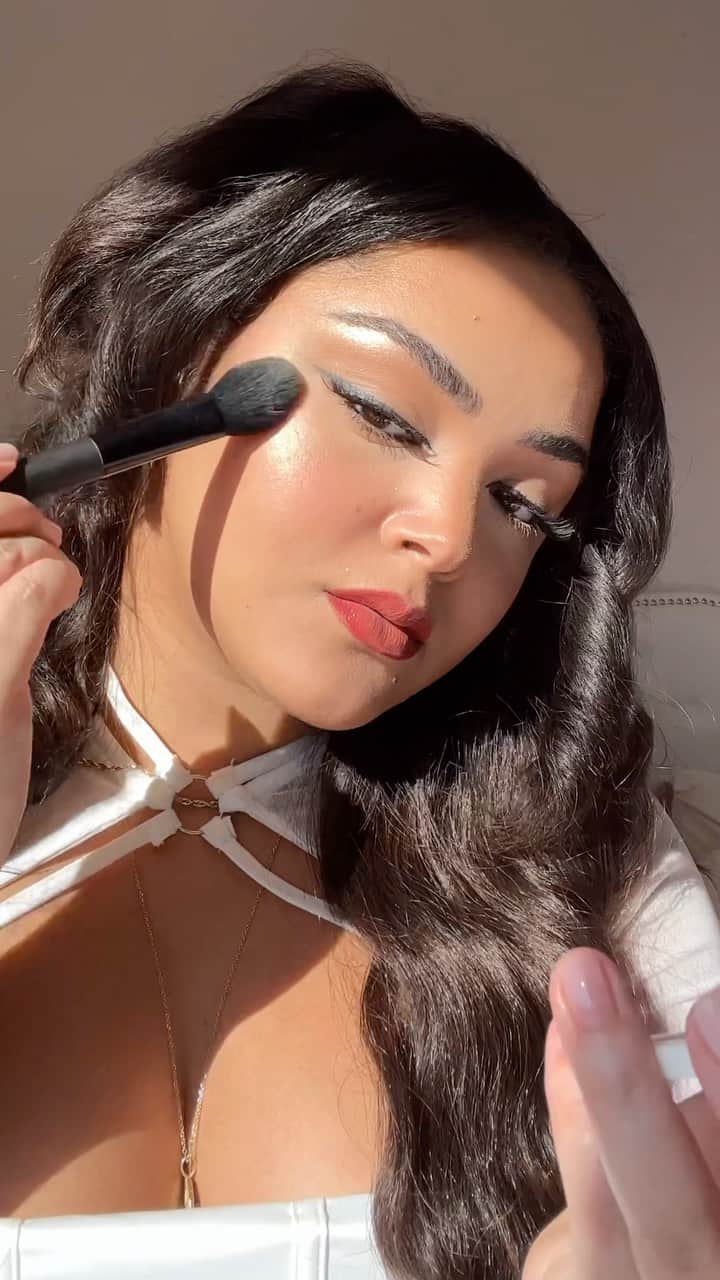 ipsyのインスタグラム：「Head to the link in our bio for 20 of the best highlighters for every skin tone, skin type, and glow goal. #IPSY @lolotheeshow  BoxyCharm Product: @givethemlalabeauty Pressed Highlighter in Showstopper」
