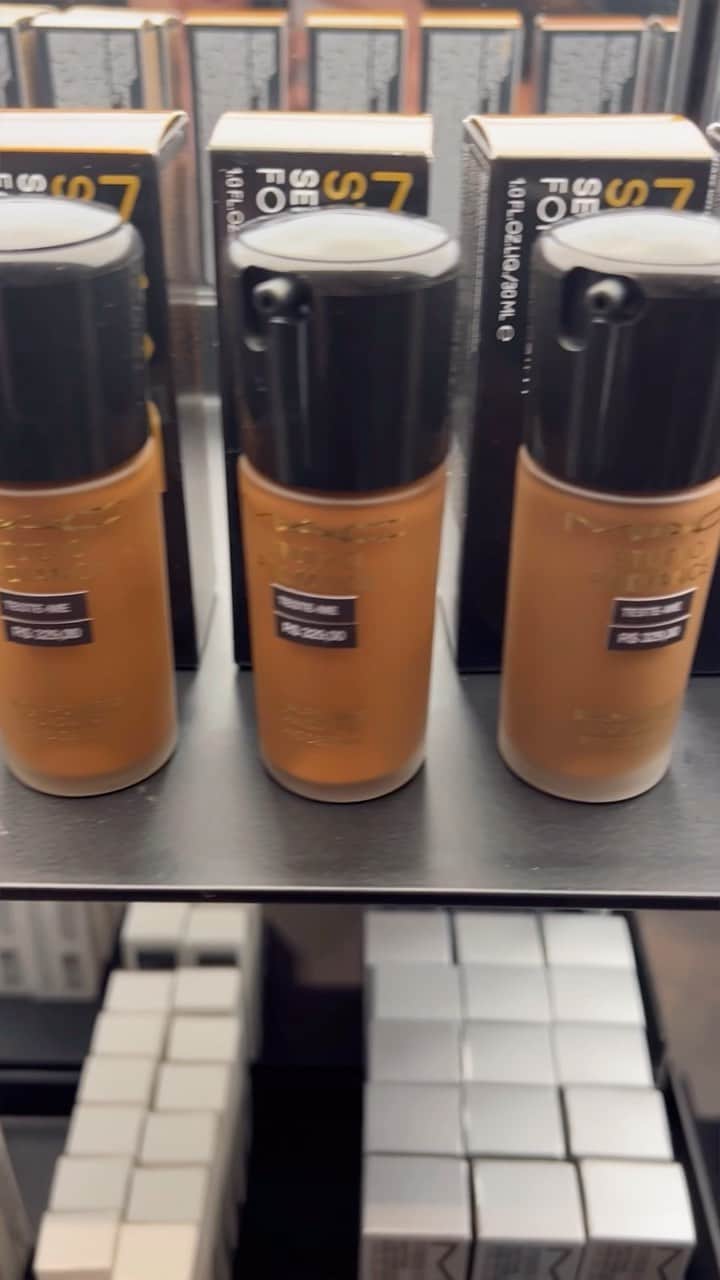 M·A·C Cosmetics BRのインスタグラム：「A nossa loja do Shopping Ibirapuera está de portas abertas!! 😍 Nossos Artistas estão ansiosos para receber você com um atendimento personalizado e serviços de maquiagem exclusivos que você vai A-M-A-R ❤️  Conheça a NOVA Base #MACStudioRadiance #SerumPowered em uma das lojas M•A•C! Esperamos você 🥰  #MACStudioRadiance #SerumPowered #LojasMAC #MACServiços」