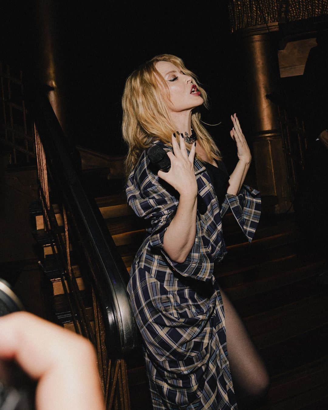 カイリー・ミノーグのインスタグラム：「What an honour to launch London Fashion Week 🖤 Kylie-oke was on fire! @haaihaaihaai 💎TENSION💎  #LondonFashionWeek @viviennewestwood @londonfashionweek」