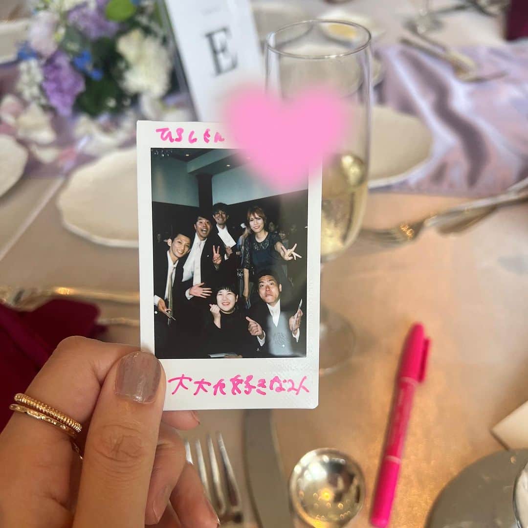 紺野ぶるまのインスタグラム：「セバスチャン原田さん結婚式呼んでくれてありがとうございました🙌 数日経ってもまだ味がします チェキみんなで撮るのとか最高すぎます  でもこのメッセージの書き方だと ももせとハッピーが結婚したみたいだなあ  #結婚式準備」