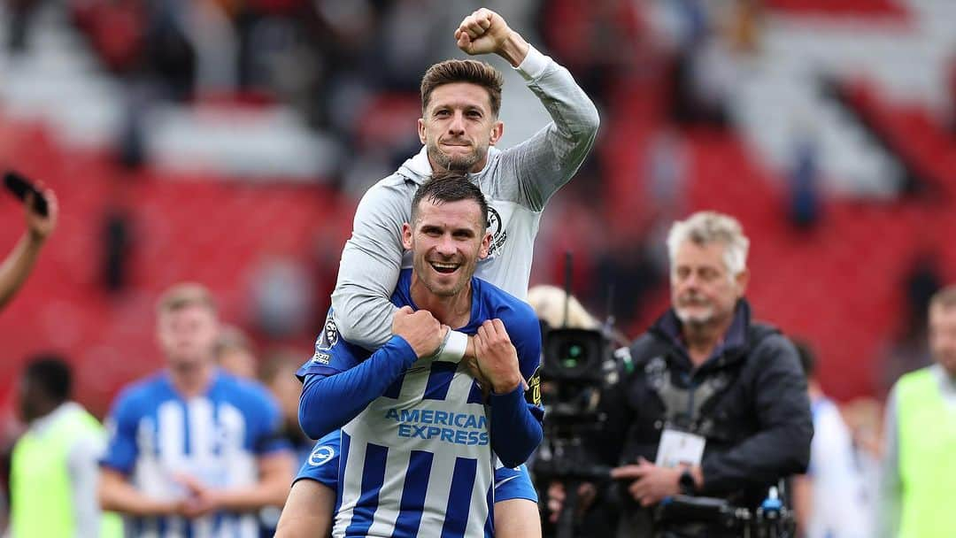 アダム・ララーナのインスタグラム：「Never take these moments for granted 🙌 such an important period for us coming up. Some start to it though 💙 Now to make some history on Thursday night #BHAFC 🇪🇺」