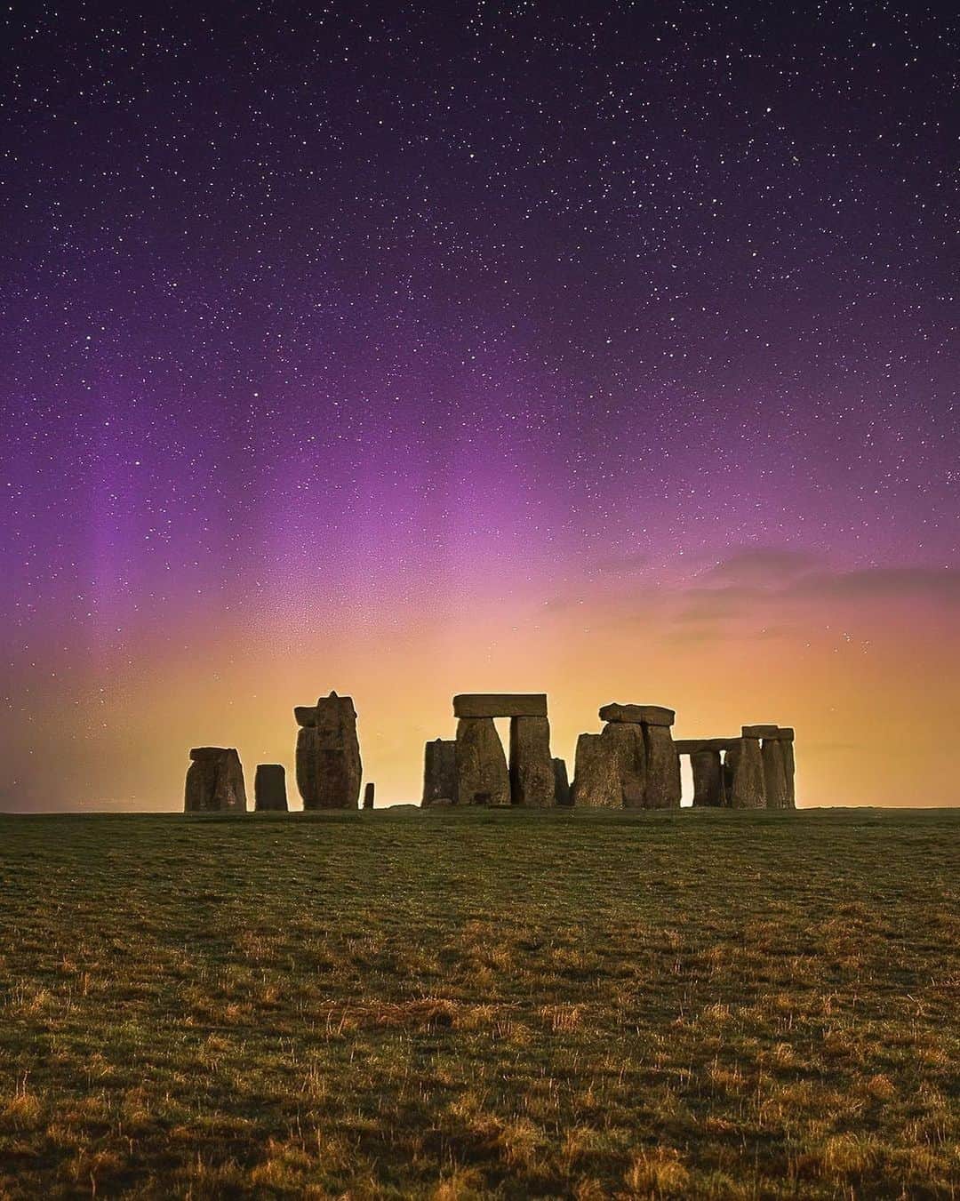 Discover Earthのインスタグラム：「Lost in time beneath the captivating Stonehenge arches at golden hour ✨  📍England  🏴󠁧󠁢󠁥󠁮󠁧󠁿 #DiscoverEngland with @evansabovephotography」