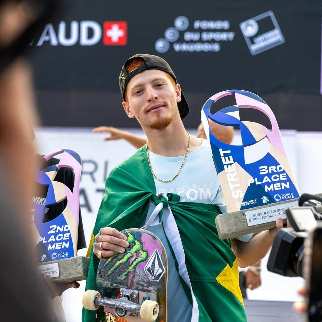 ジョバンニ・ヴィアナのインスタグラム：「Um sábado com skateboarding brasileiro no pódio do Pro Tour de Lausanne!🥉🔥😎  Giovanni Vianna representou!!! 🤟👏  Parabéns, Gi! 😁🙌  Leia mais em www.cbsk.com.br  @canonbr @canoncps @canoncineprobr @adidasskateboarding  Fotos: @juliodetefon  #ProTourLausanne #CBSk #SomosTodosCBSk #OSkateJunta #SeleçãoBrasileiradeSkateboarding #SkateOlímpico #OlympicSkateboarding #Paris2024 @timebrasil @olympics @jogosolimpicos #NoMerger」