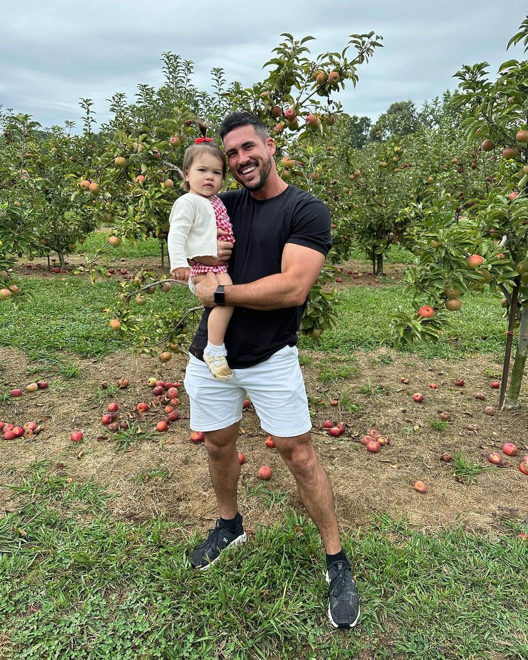ジョッシュ・マレーのインスタグラム：「Apple Picking and other shenanigans with these little munchkins today 🍎 #UncleJosh」
