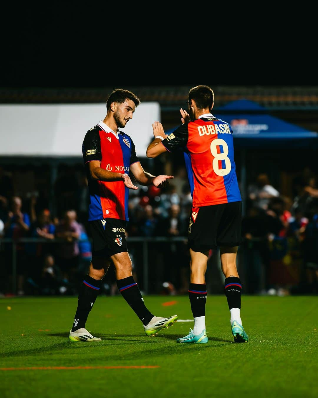 FCバーゼルのインスタグラム：「🔴🔵Gratulation, Jonathan und Leon 🙌  💪 Wir gratulieren euch beiden herzlich zum ersten Pflichtspieltor für Rotblau 🙌  #FCBasel1893 #AlliZämme」