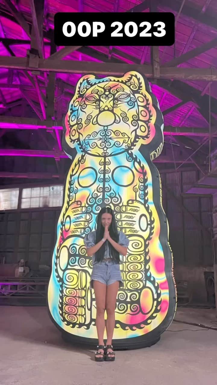 のインスタグラム：「@oop_fest 👉🏽 오늘까지 영등포 프로보크에서 비주얼아트 전시회 웁 서울.   어쩌다보니 @w2hours  클래스에 젊은 아티스트들을 비롯한 아트쪽 종사자들이 많이 오고 있어서 올 해도 @__girikiri__ 가 디렉터로 영혼을 털고 @green.is.right  마음의 딸 ㅋㅋ 정서비니도 열일한 전시회에 다녀왔는데요.   지인이 초대해서 갔지만 이것은 지인이 해서가 아니라 아주 가보시라고 추천하고픈 신선함 ! 진심 뭐 별거 있겠냐 싶어 갔다가 뭐야 표 너무 싼 거 아니냐 하고 미안해지는 그런 기분 듭니다. 깨알같은 즐길 거리도 많구요.   아, 음료나 음식 반입 불가입니다. 전 깜빡 잊고 어제 들어가기 전에 카피 사서 뜨거운 커피 원샷하고 배 터지는 줄요..ㅋㅋㅋㅋ😅😅😅😅😅반려동물도 입장불가해요 ㅜ 그래서 우리 걀라도 못 갔어요 참고하시길~~~  근데 지인짜 가보세요!! 💕💕😎 힙한 것을 사랑하는 분이라면 꼭! 전 오늘 수업을 해야하는게 아니라면 또 갔을 듯해요…  #웁서울2023 #웁서울」