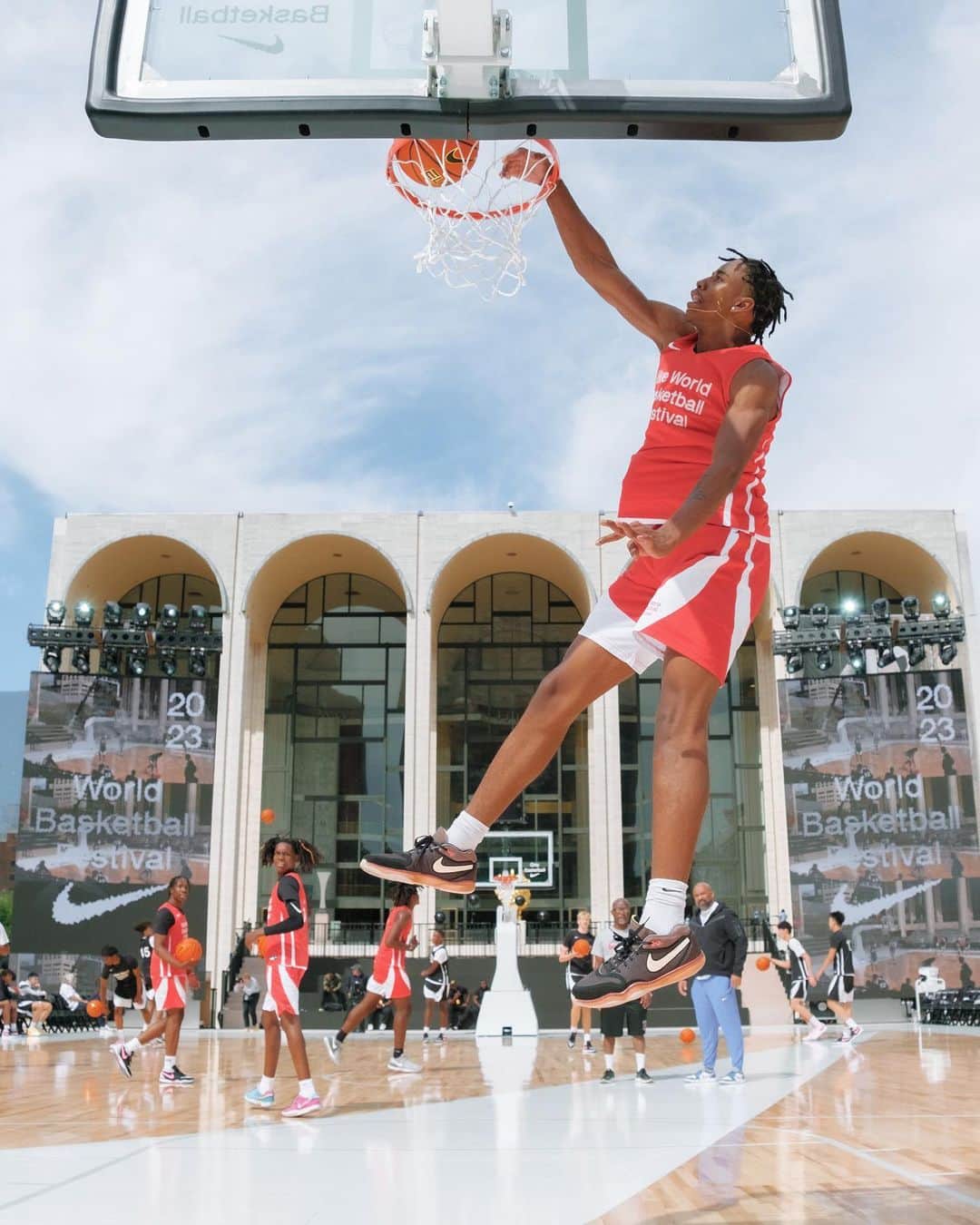 NikeNYCのインスタグラム：「It's time for champions to finish the script.  The 2023 Nike World Basketball Festival continues with more of everything.   ✅ HIGH LEVEL BASKETBALL ✅ SIGNATURE SNEAKERS ✅ GREAT MUSIC ✅ ELITE VIBES   Don't be the only one missing on the checklist at the end of the movie.   #OnlyBasketball」