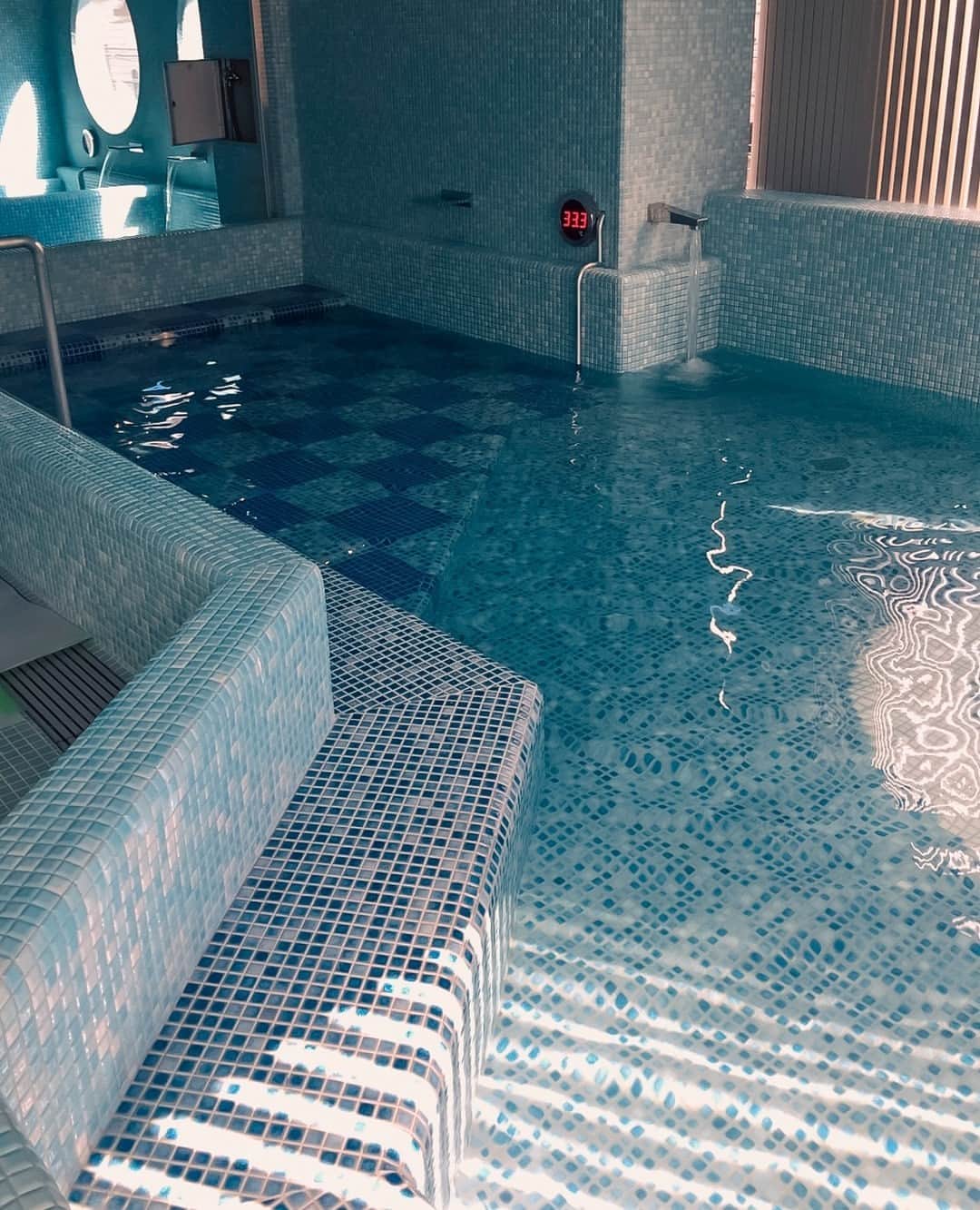 8hotelのインスタグラム：「8 WATER CAVE  風が抜けるプールの窓側。室内でもちょうどいいぐらい外気に触れる仕組みなので、心地よく過ごすことができます。」