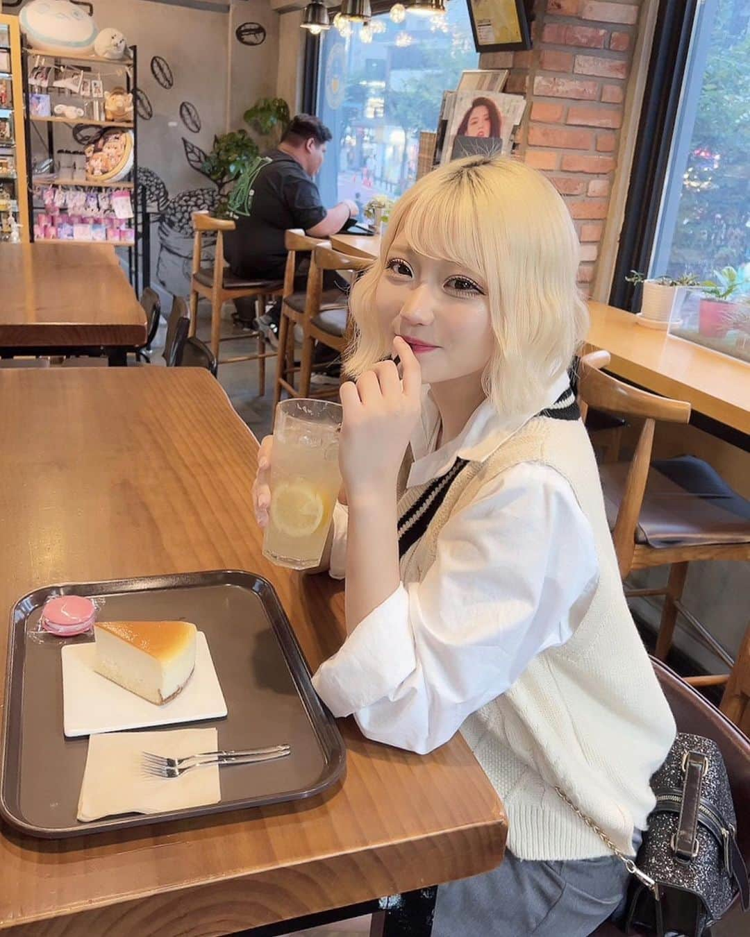 いーたろのインスタグラム：「私とcafeデート行かない？😘 #cafe」