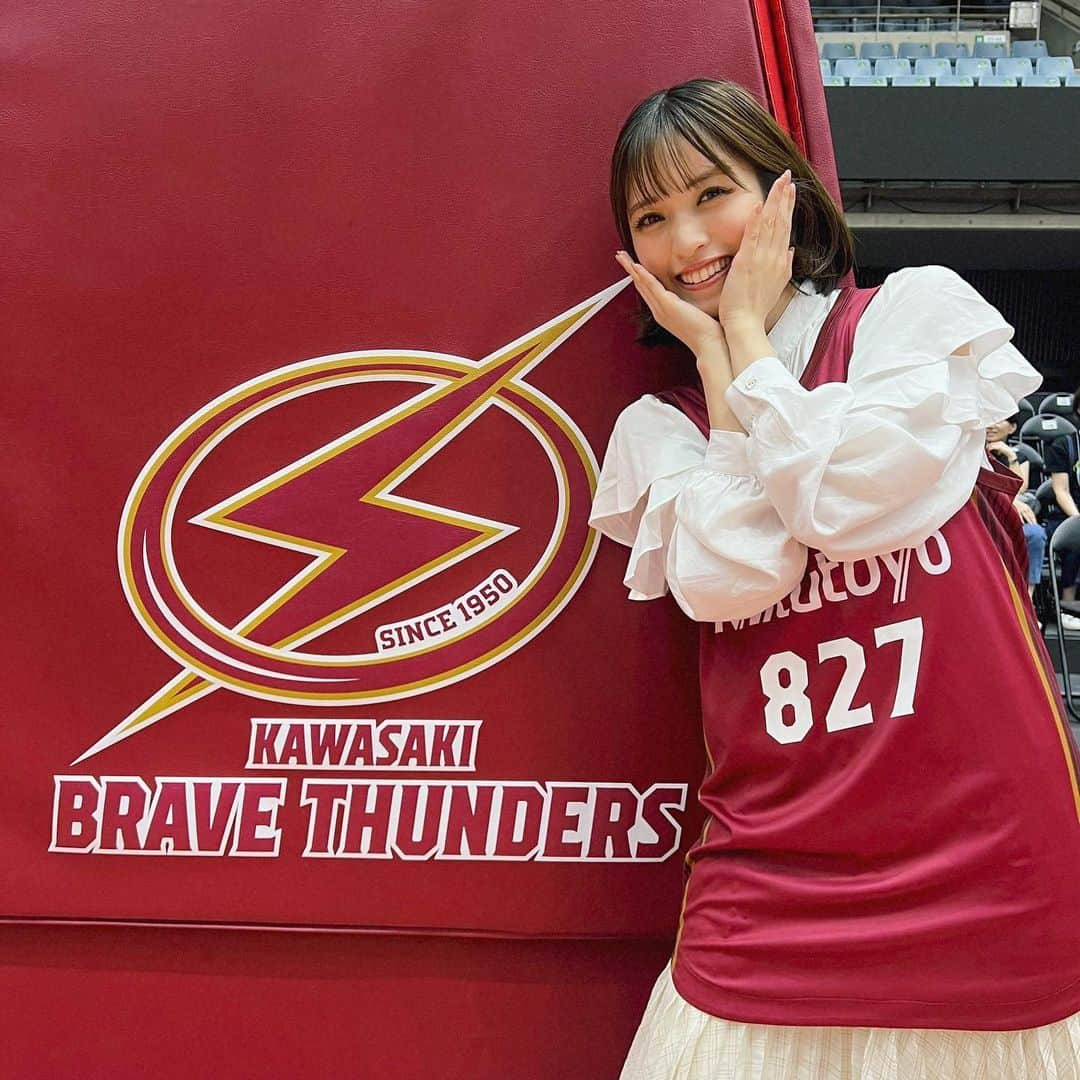 村島未悠のインスタグラム：「川崎ブレイブサンダースの出陣式に参加させていただきました🏀  慣れないインタビューでしたが 貴重な場に立たせていただき 感謝の気持ちでいっぱいです。  今シーズンのスローガンは 『All-Inこの場所この瞬間に全てを懸ける』  キャプテンは川崎のシンボル篠山選手！ そして副キャプテンは藤井選手、 長谷川選手、納見選手と発表されました✨ 新体制の川崎ブレイブサンダースが 益々楽しみです！！！  そして何より ニック選手の引退宣言は 心にくるものがありました。  長谷川選手のコメントと ファミリーの皆さんの涙を見て 私も感情を抑えるのに必死でした。  今シーズン何としても勝たねば！！ と心に強く思った 出陣式でした！！ 私もアシスタントMCとして 頑張ります。  改めて今シーズンもとどろきアリーナで よろしくお願い致します☺️  去年サポートクリエイターらしい 動きができてなかったなぁと 今シーズンは感じたことを 文字にして伝えていこうと思います☺️📝」