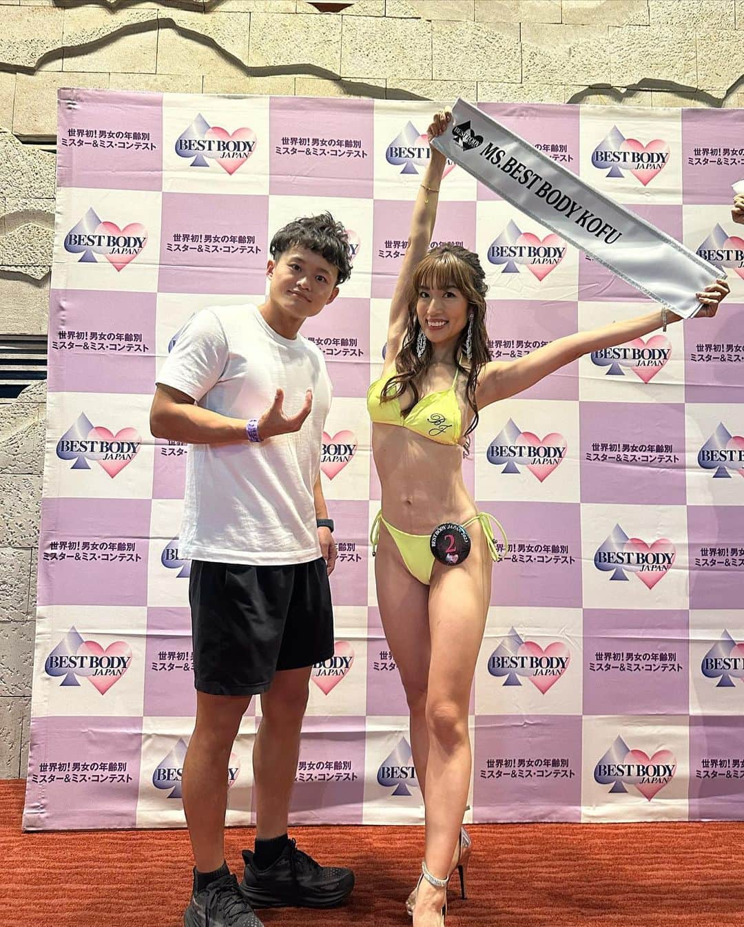 庄司ゆうこさんのインスタグラム写真 - (庄司ゆうこInstagram)「ベストボディジャパン2023 甲府大会✨レディースクラス準グランプリを頂きました🥺✨ 今年入って出場を決めて、30代ラストの39歳、周りからは不利だから40歳になってからにしたら？と言われ続けましたが、せっかくなら30代最後に何か形に残したいと思い、今回初の挑戦が甲府大会‼️ 緊張しない性格だと思ってたら、いざステージ立つとめちゃくちゃ緊張するし脚震えてるし反省点だらけ😭 けど初出場で準グランプリは本当に嬉しいし、11月の日本大会出場も決定したので更に気合い入れてトレーニングや @bestbodyjapan.lesson に励みたいと思います✨🥰 再来週の前橋にもエントリーしているので次こそはもっと堂々として笑顔いっぱいでグランプリ獲るぞー❣️ 長時間にわたり審査して頂いた @bestbodyjapan 谷口会長 @kazu1963618 吉田和彦理事 @karolina0824 カロリーナ先生 本当にありがとうございました❣️  最後の写真は真ん中→1位のあんなさん @annnana_77  右側は3位のこずえさん @ko_zu_e_k   2人とも次回は首都圏にエントリーされているので またご一緒出来るの楽しみにしてます💛  素敵な出会いあり、笑いあり、涙ありのベストボディジャパン最高😆✨✨ #ベストボディジャパン#ベストボディジャパン日本大会 #決定#ベストボディジャパン2023#ベストボディジャパン公式レッスン #ベストボディジャパンへの道」9月16日 19時59分 - yuko.shoji